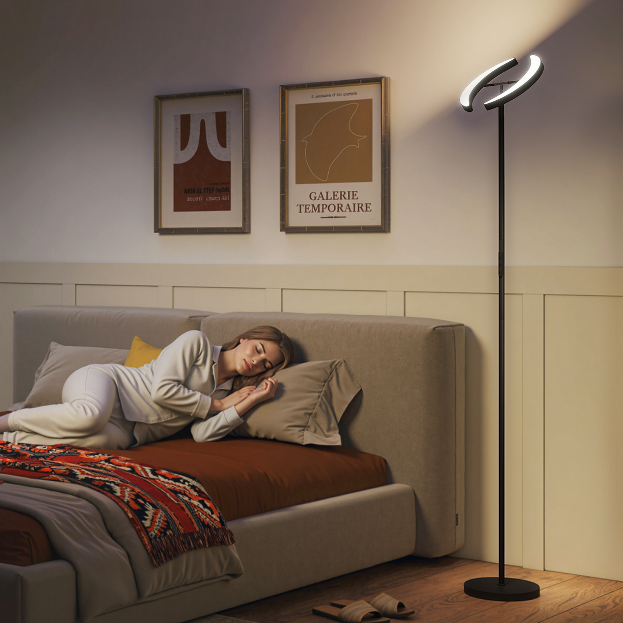 Una donna dorme su un letto, una lampada da terra illumina la stanza.