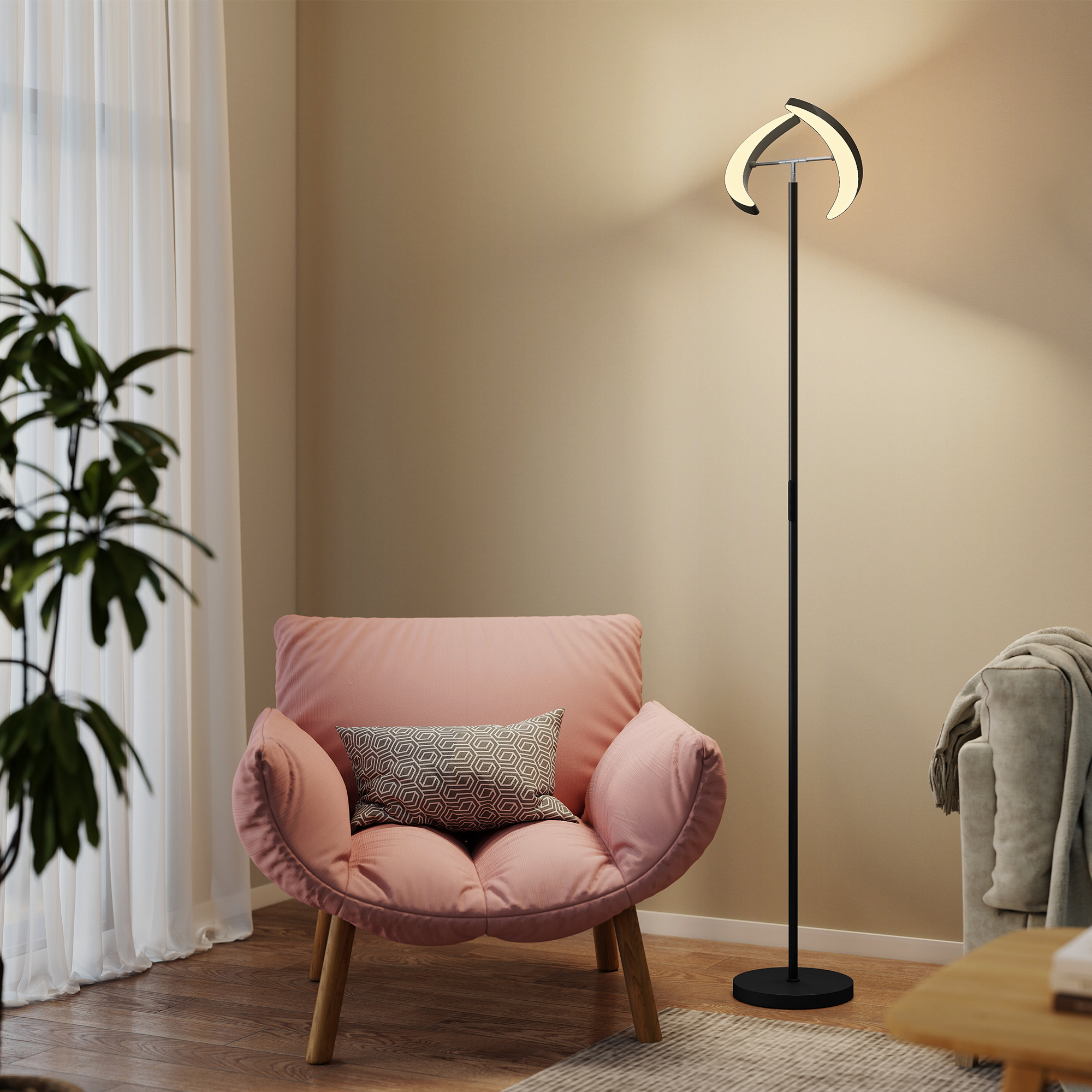 Una poltrona rosa siede accanto a una lampada da terra contro un muro color crema.