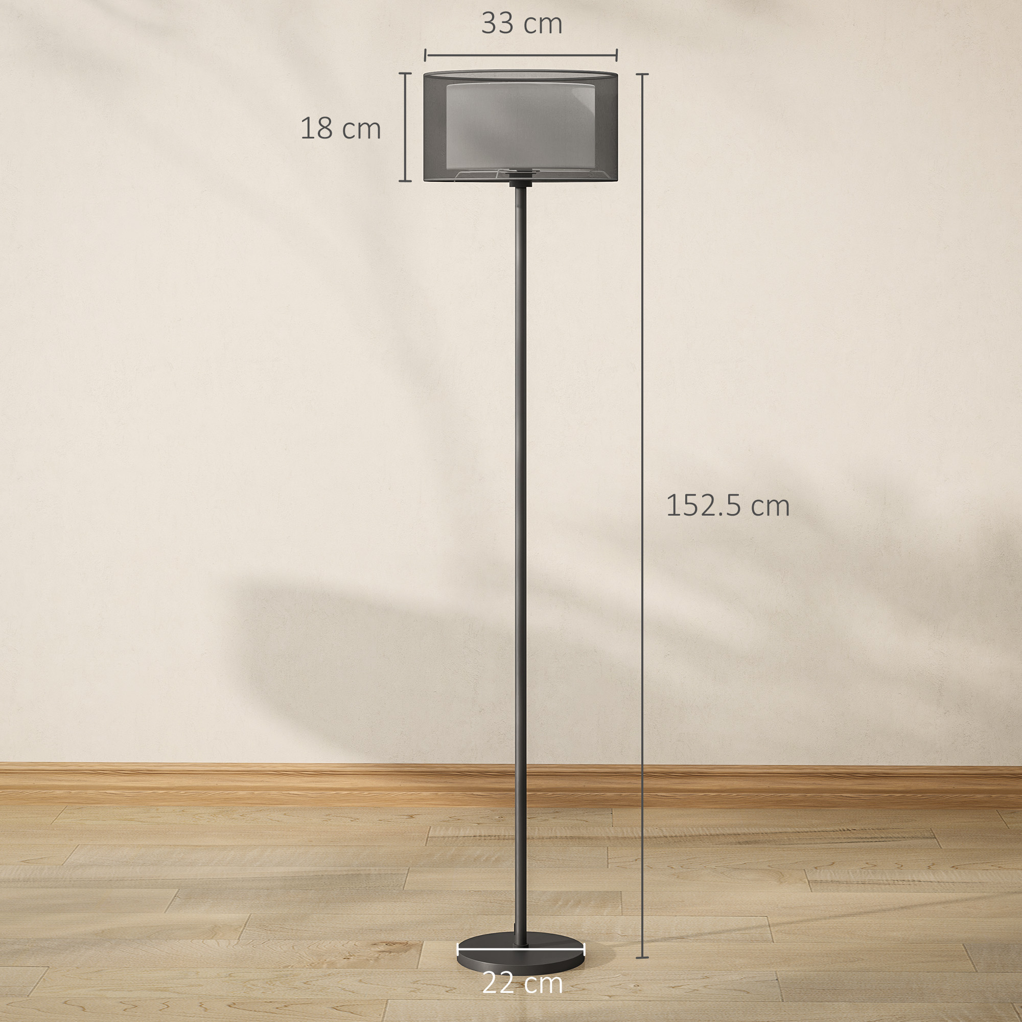 Un'elegante lampada da terra nera con paralume grigio rettangolare su pavimento in legno.
