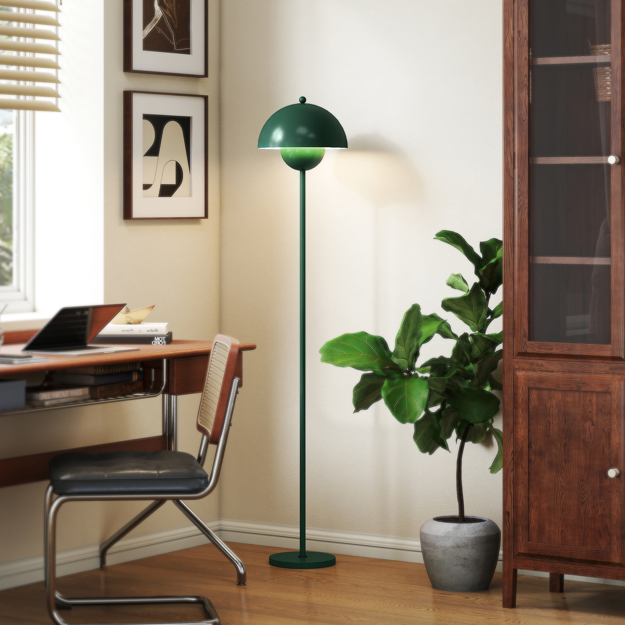 Lampada da terra verde vicino a scrivania in legno con laptop. Sedia e pianta vicine.