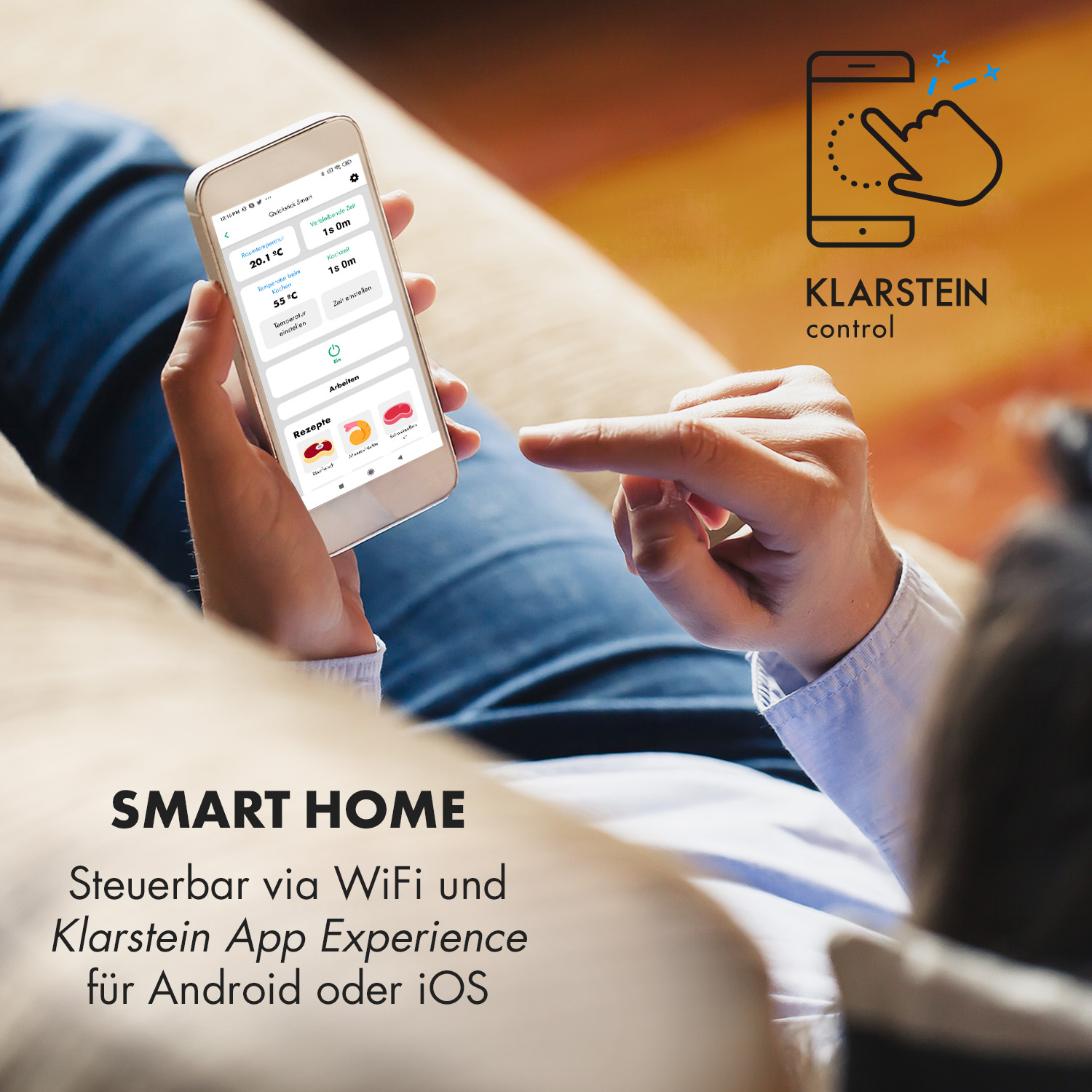 Eine Hand hält ein Smartphone mit Klarstein App. Ein anderer Finger tippt auf den Bildschirm.