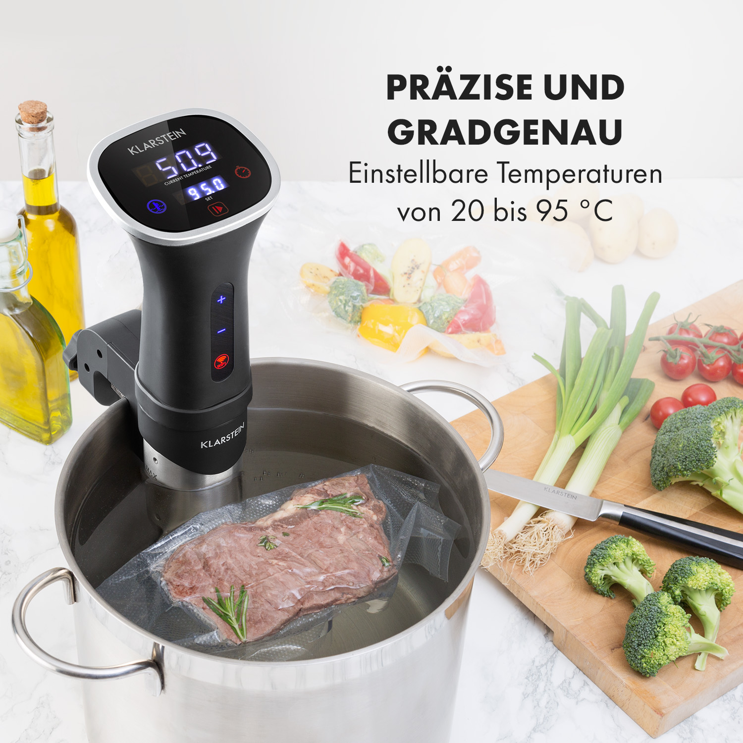 Ein Sous-Vide-Garer in einem Topf mit Fleisch, daneben Gemüse und Öl.