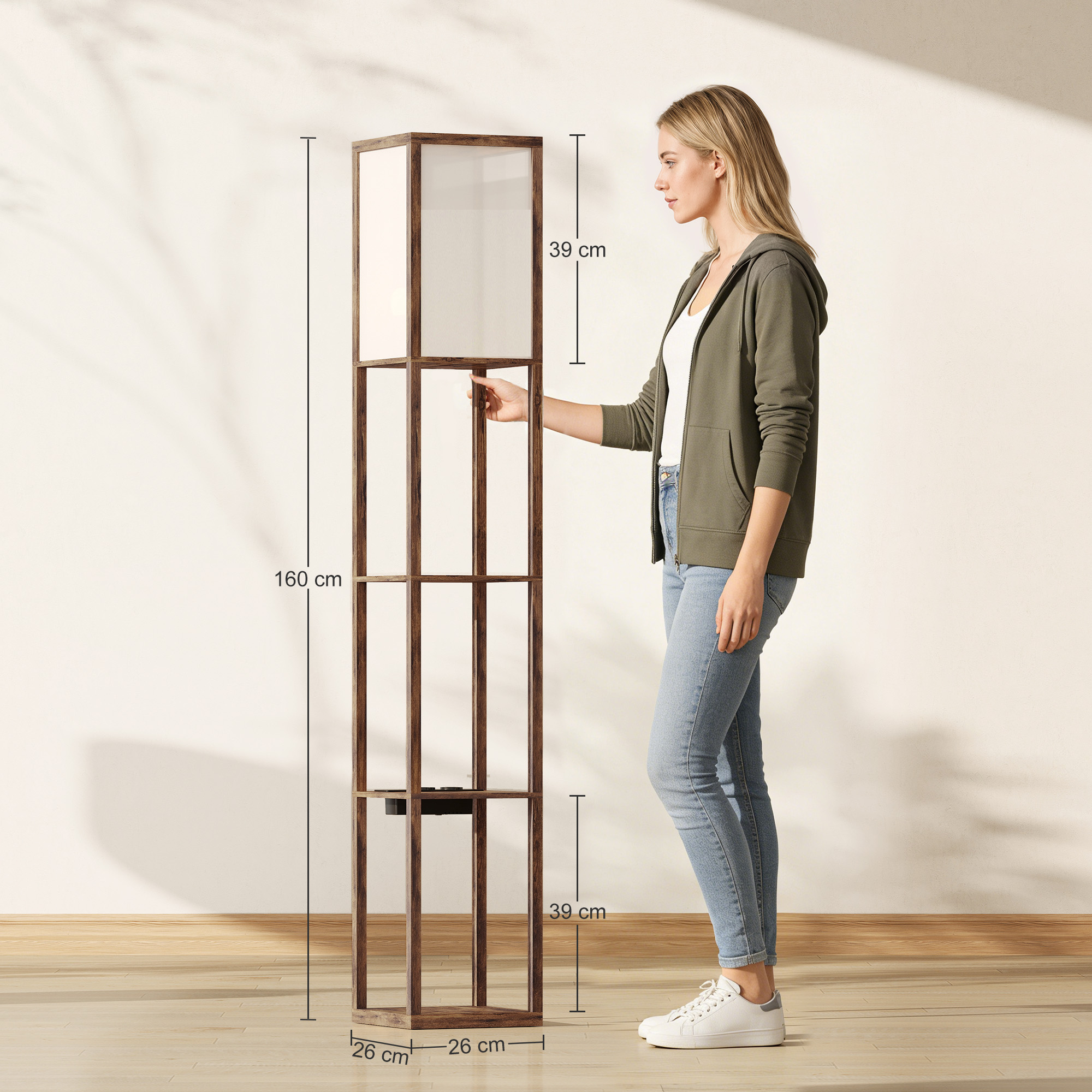Donna accanto a una lampada da terra a scaffale in legno con dimensioni.