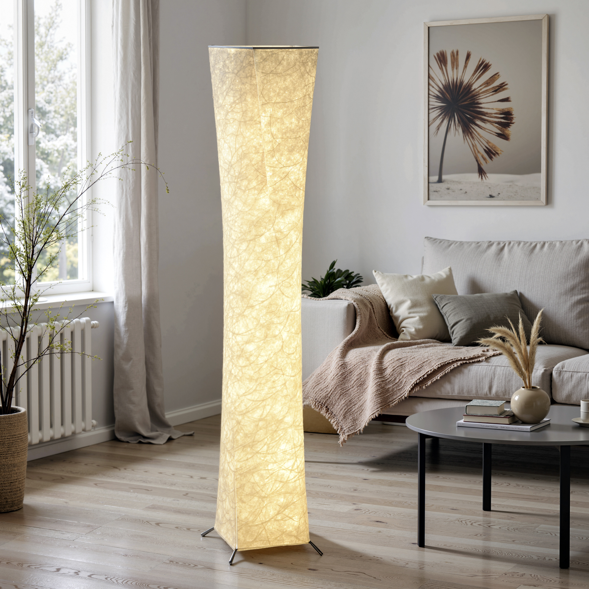 Un paralume illuminato con decorazioni si trova accanto a un divano.