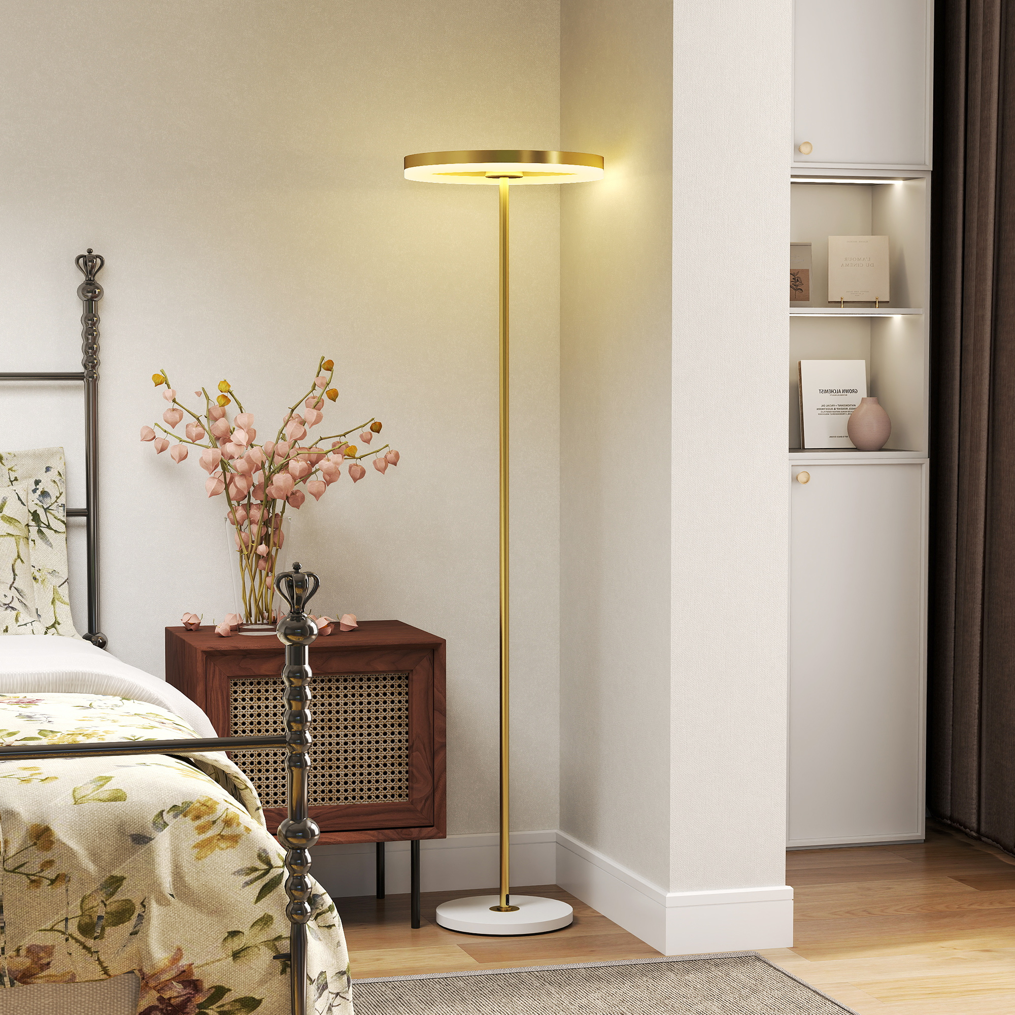 Una camera da letto con letto a baldacchino, comodino, lampada da terra e armadio.