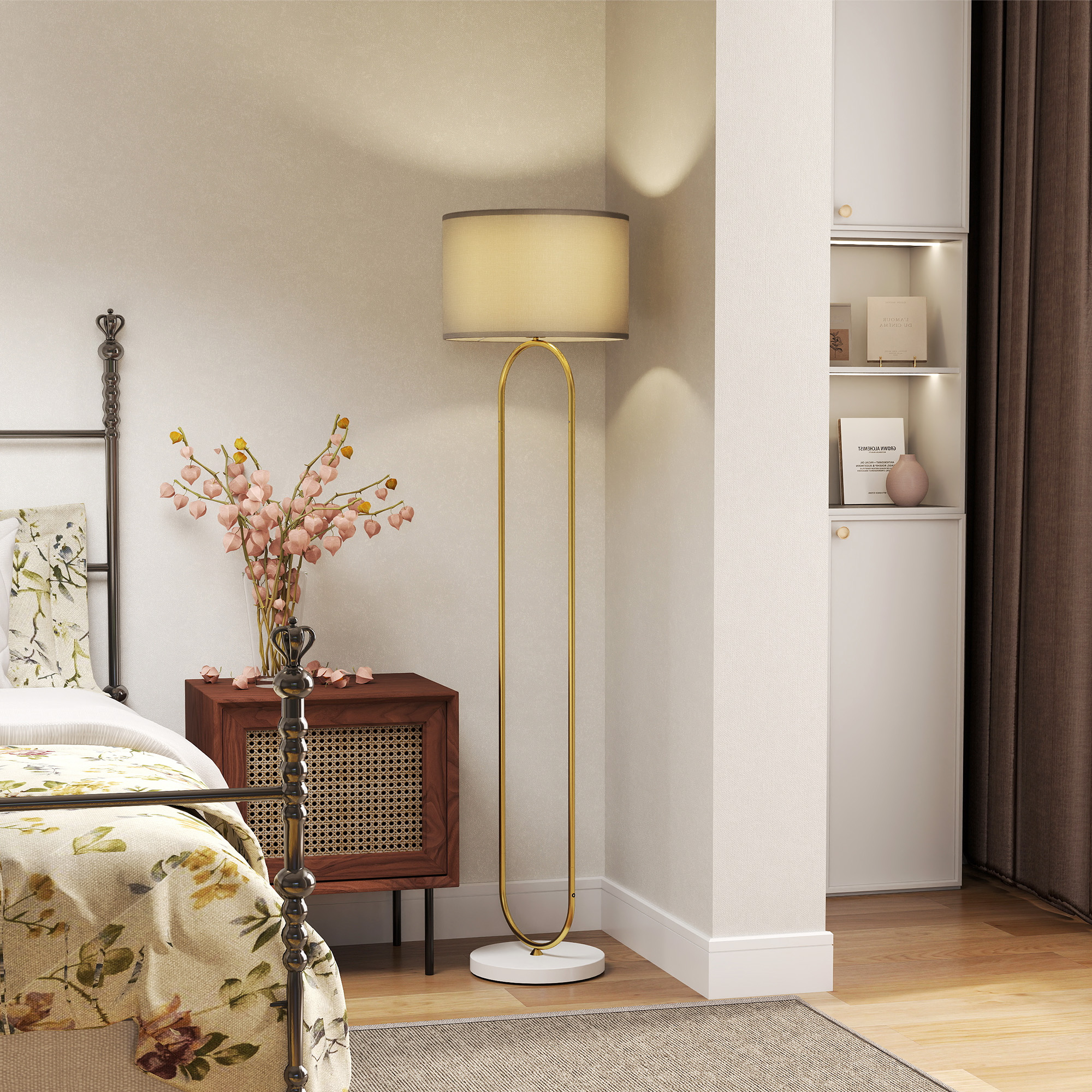 Una camera da letto con letto, comodino, lampada da terra e armadi.
