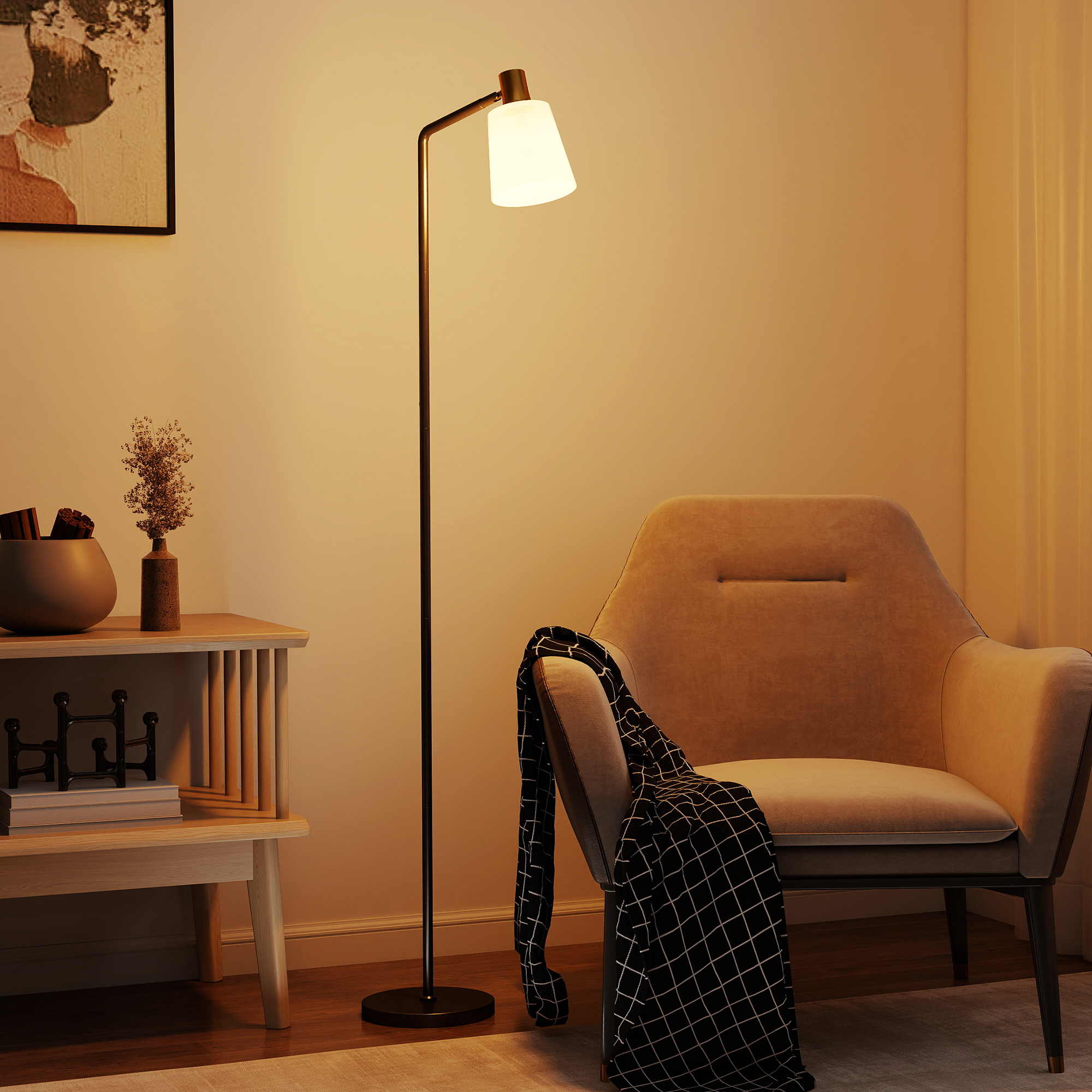 Una poltrona beige con coperta, accanto a un tavolino e una lampada da terra.