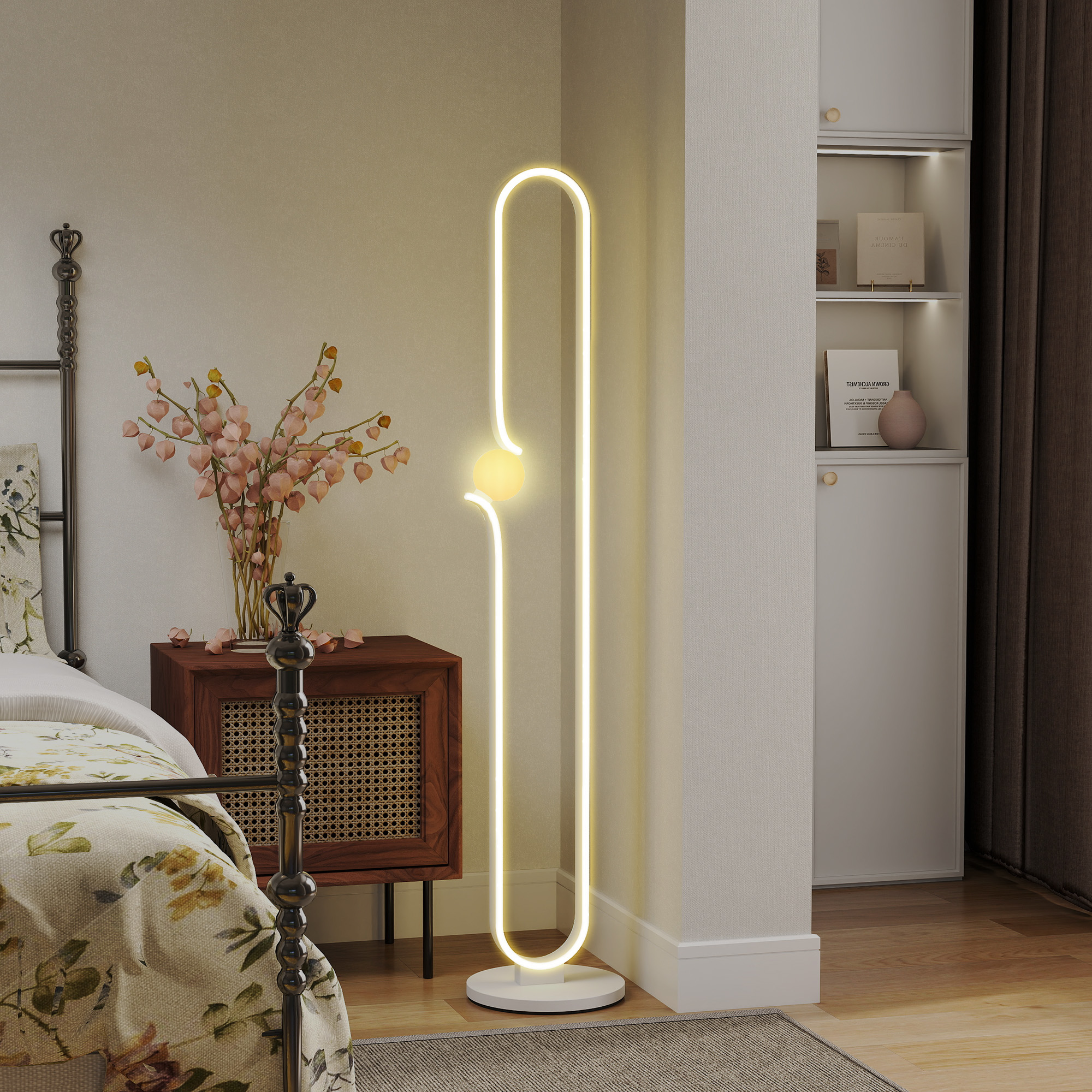 Una scena di camera da letto con letto, comodino, lampada da terra e mensola.