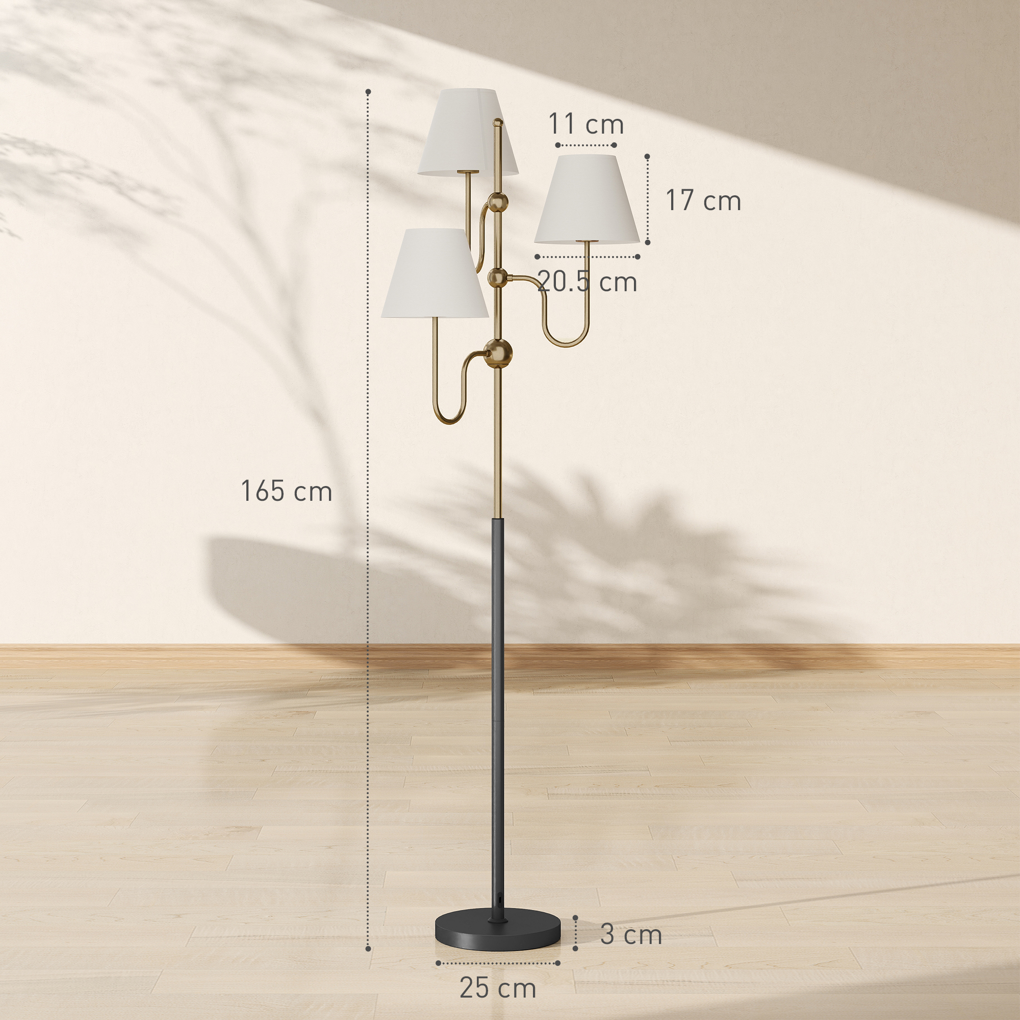 Lampada da terra a tre teste con paralumi bianchi e struttura dorata.