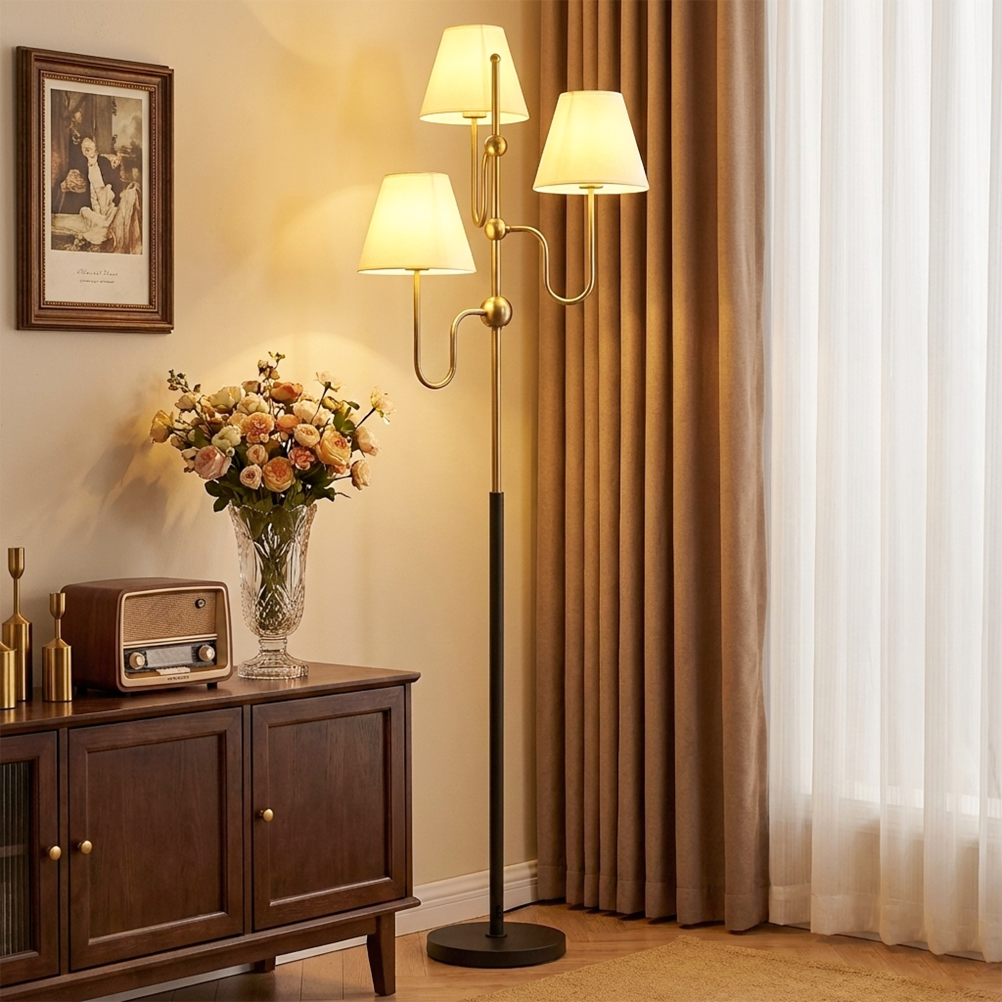 Una lampada da terra a tre teste con accenti dorati si trova accanto a un mobile in legno.