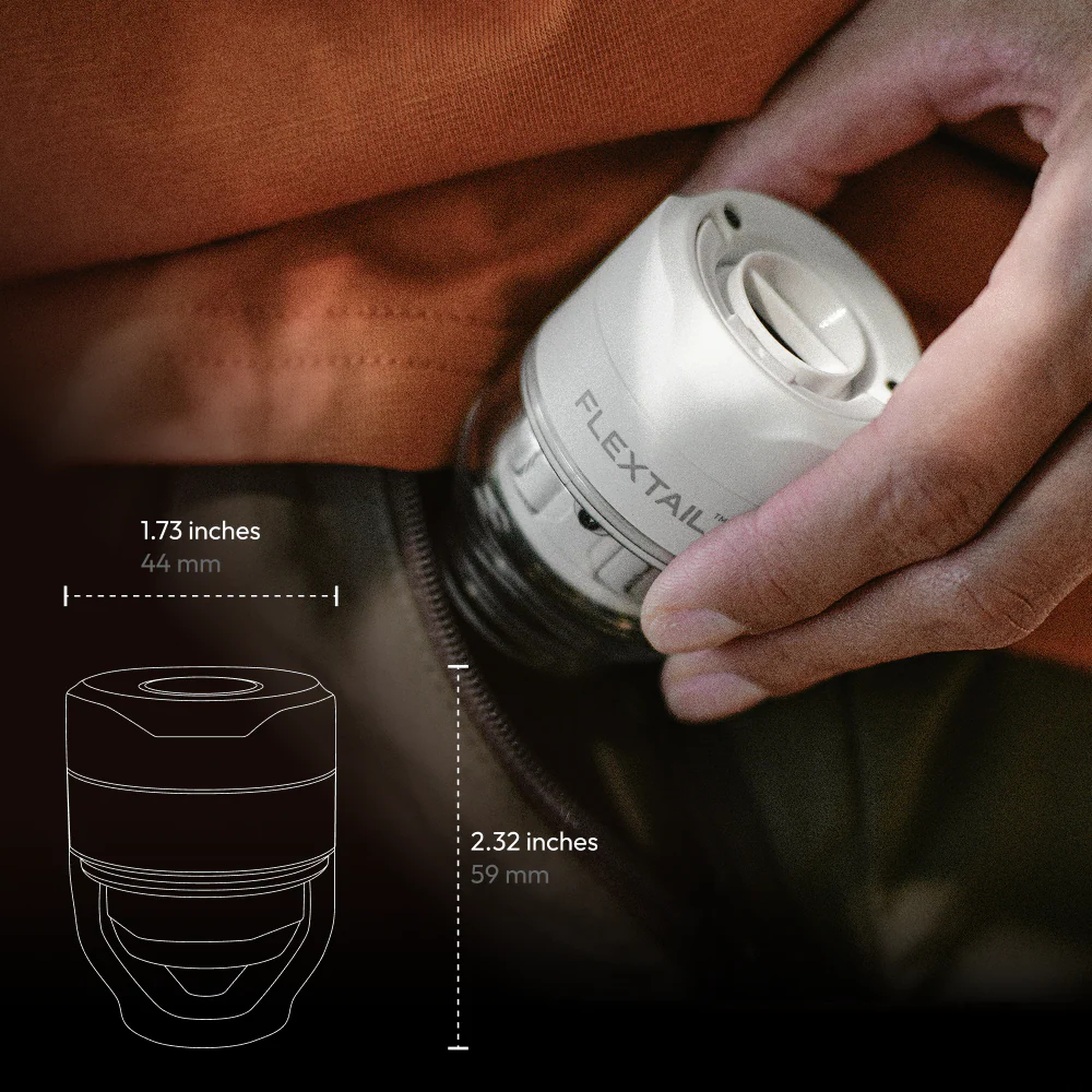 Una mano tiene un dispositivo bianco Flextail vicino a una cerniera. Dimensioni mostrate.