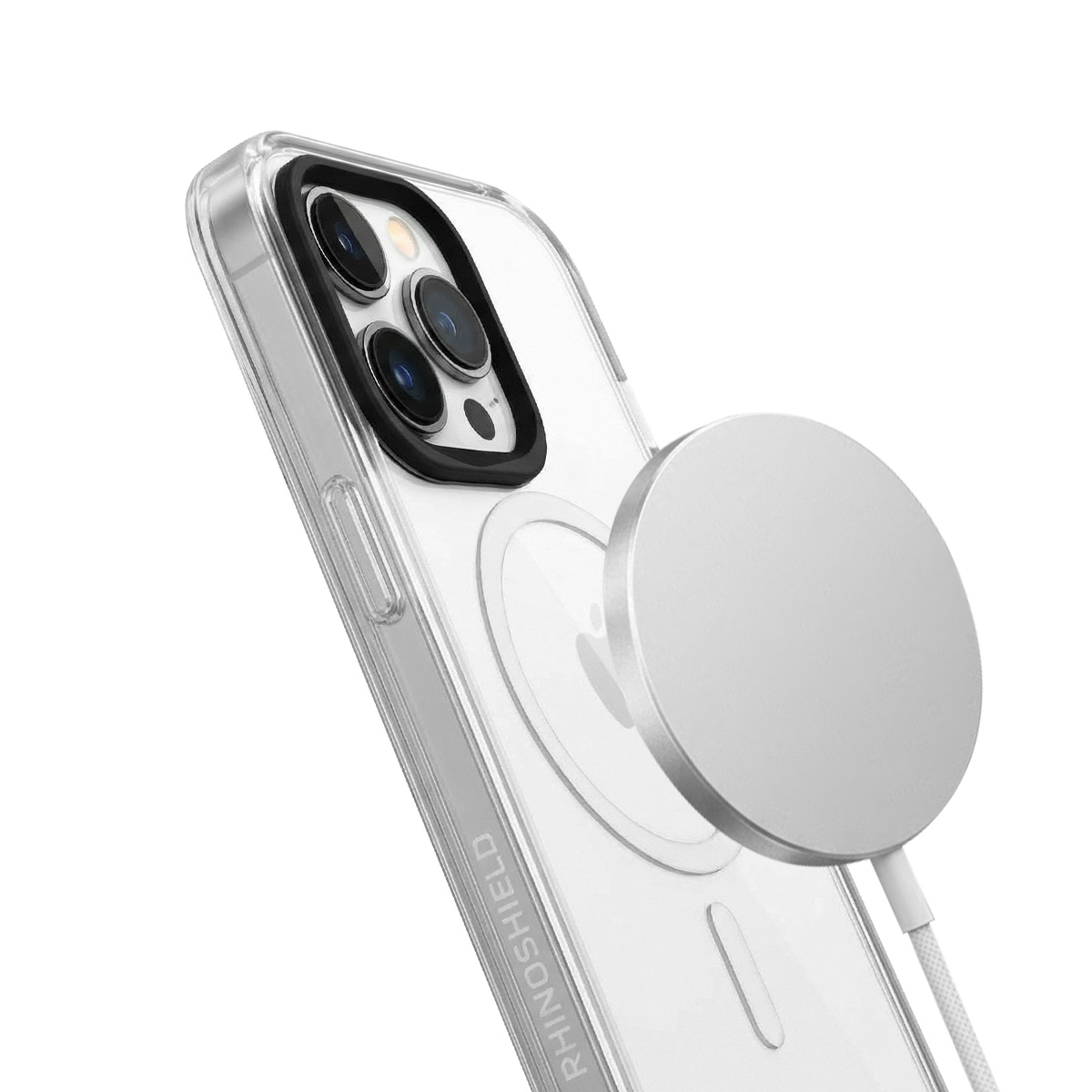 Custodia trasparente per telefono con caricatore MagSafe attaccato sul retro. Cavo bianco visibile.