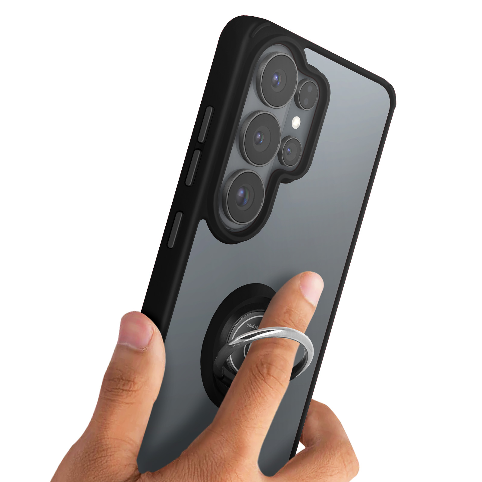 Hand houdt telefoon met zwart hoesje en ringhouder vast. Meerdere cameralenzen zichtbaar.