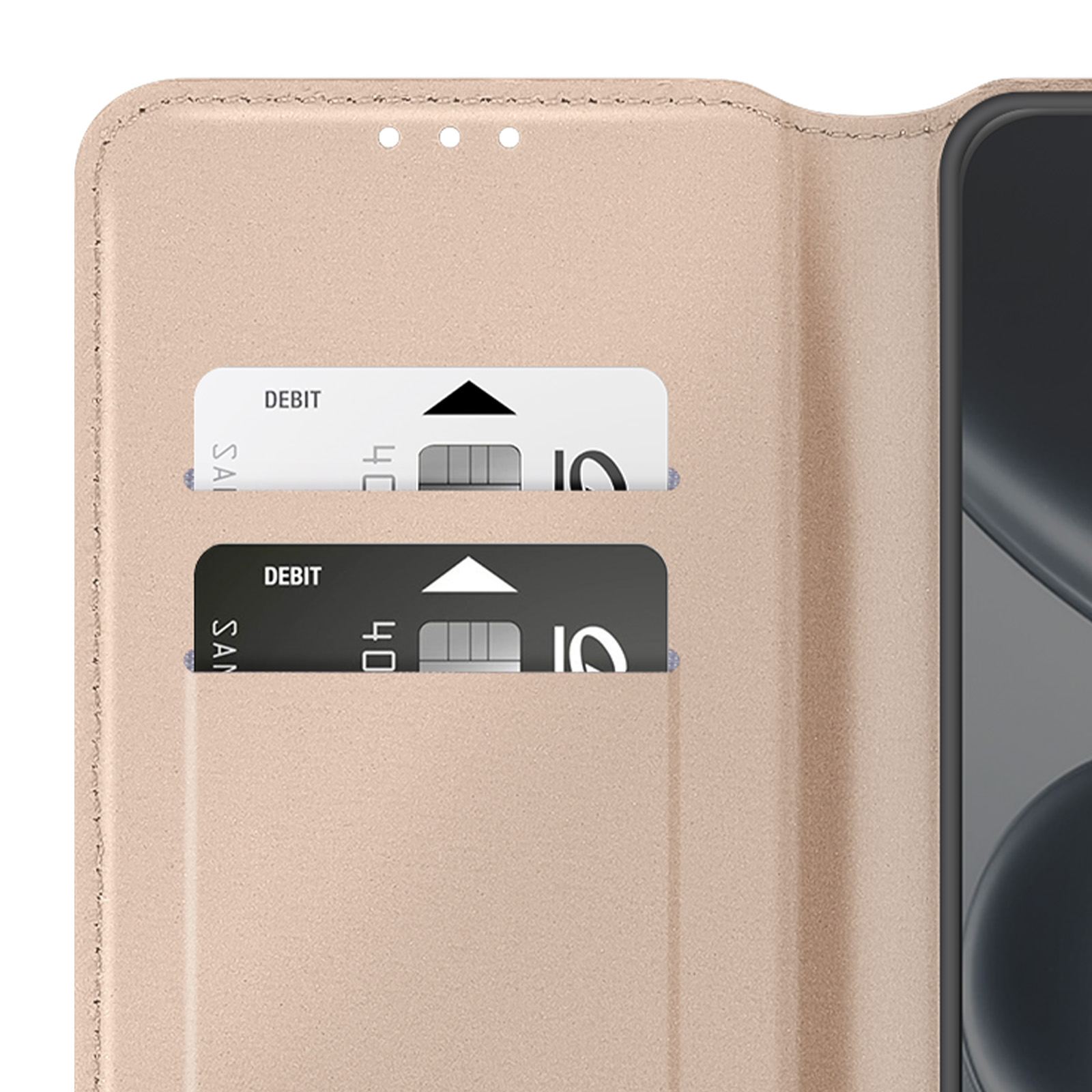 Una custodia per telefono beige con due fessure per carte che mostrano carte di debito.