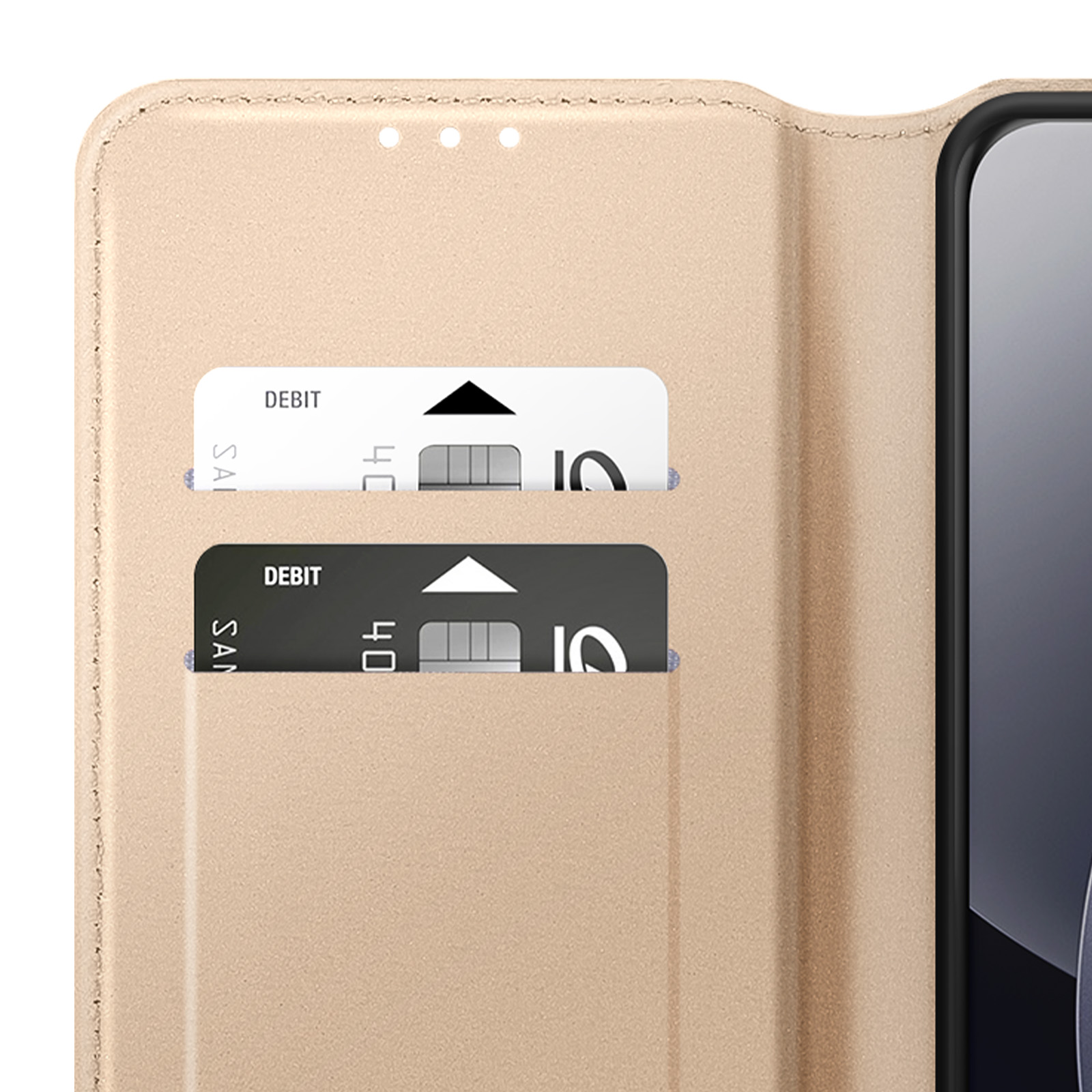 Una custodia per telefono beige con due slot per carte di debito. Un telefono è visibile a destra.