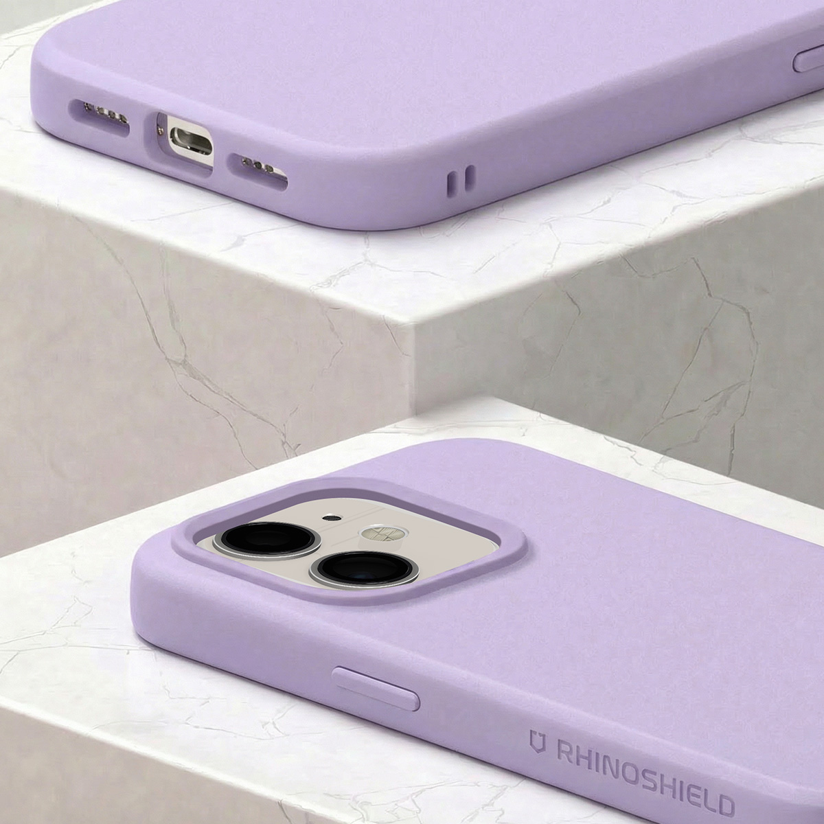 Coques de téléphone violettes montrant la découpe de l'appareil photo et le port de charge.