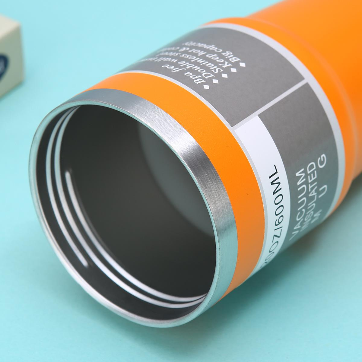 Orange Vakuum-Isolierbecher mit silbernen Akzenten und Aufschrift 600ML.
