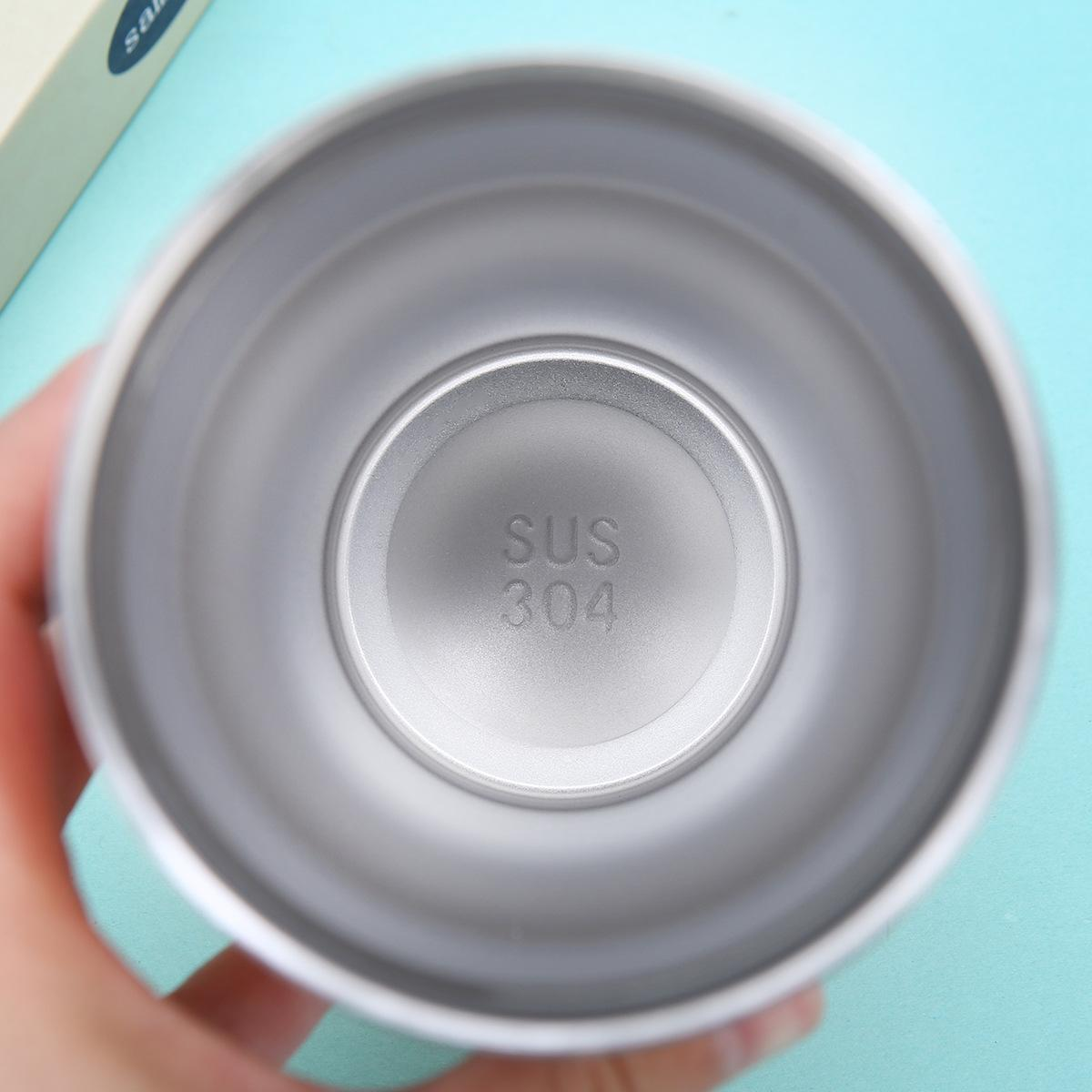 Silberne Innenseite eines Bechers mit eingravierter "SUS 304" Markierung.