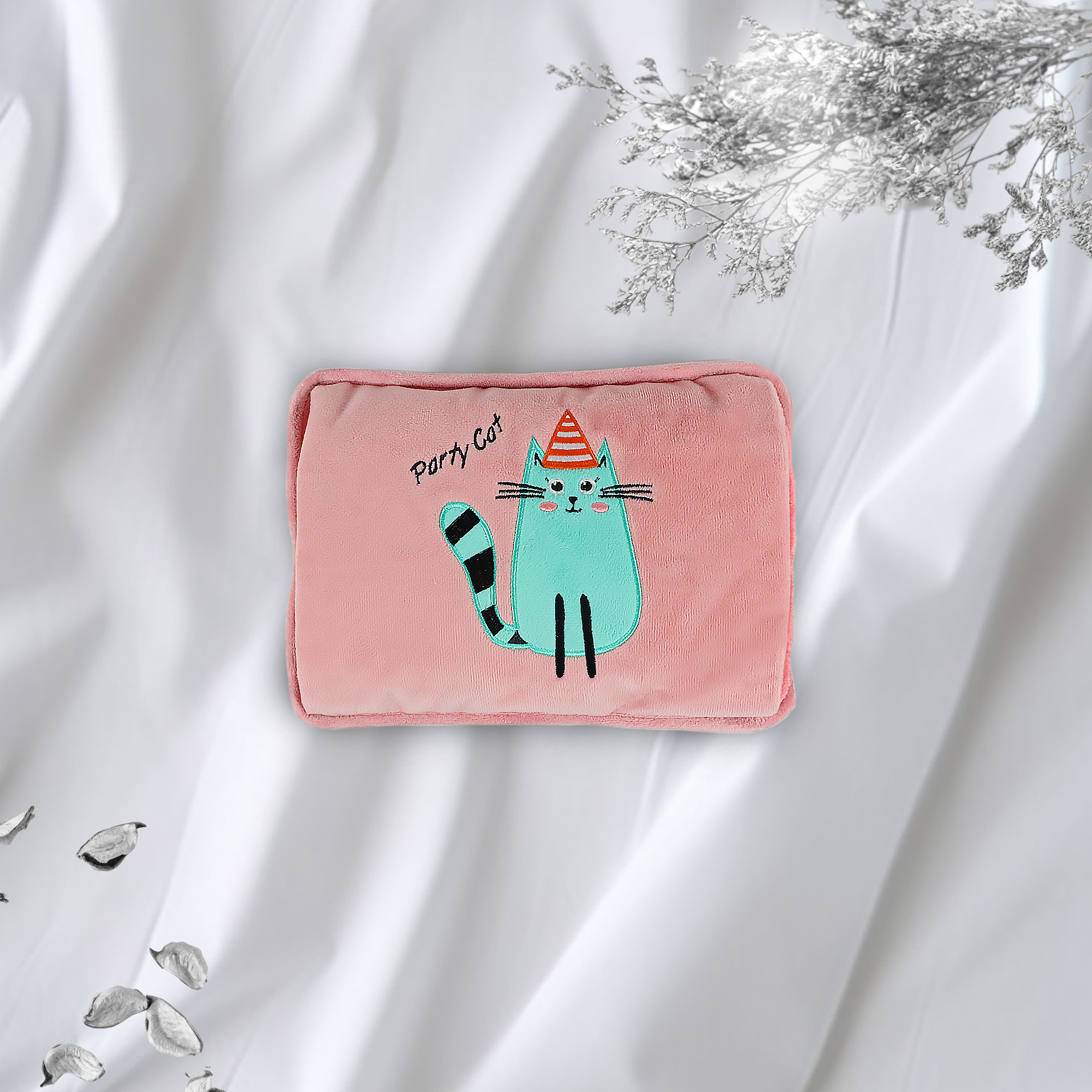 Una bolsa rosa con un gráfico de gato azul con un gorro de fiesta.