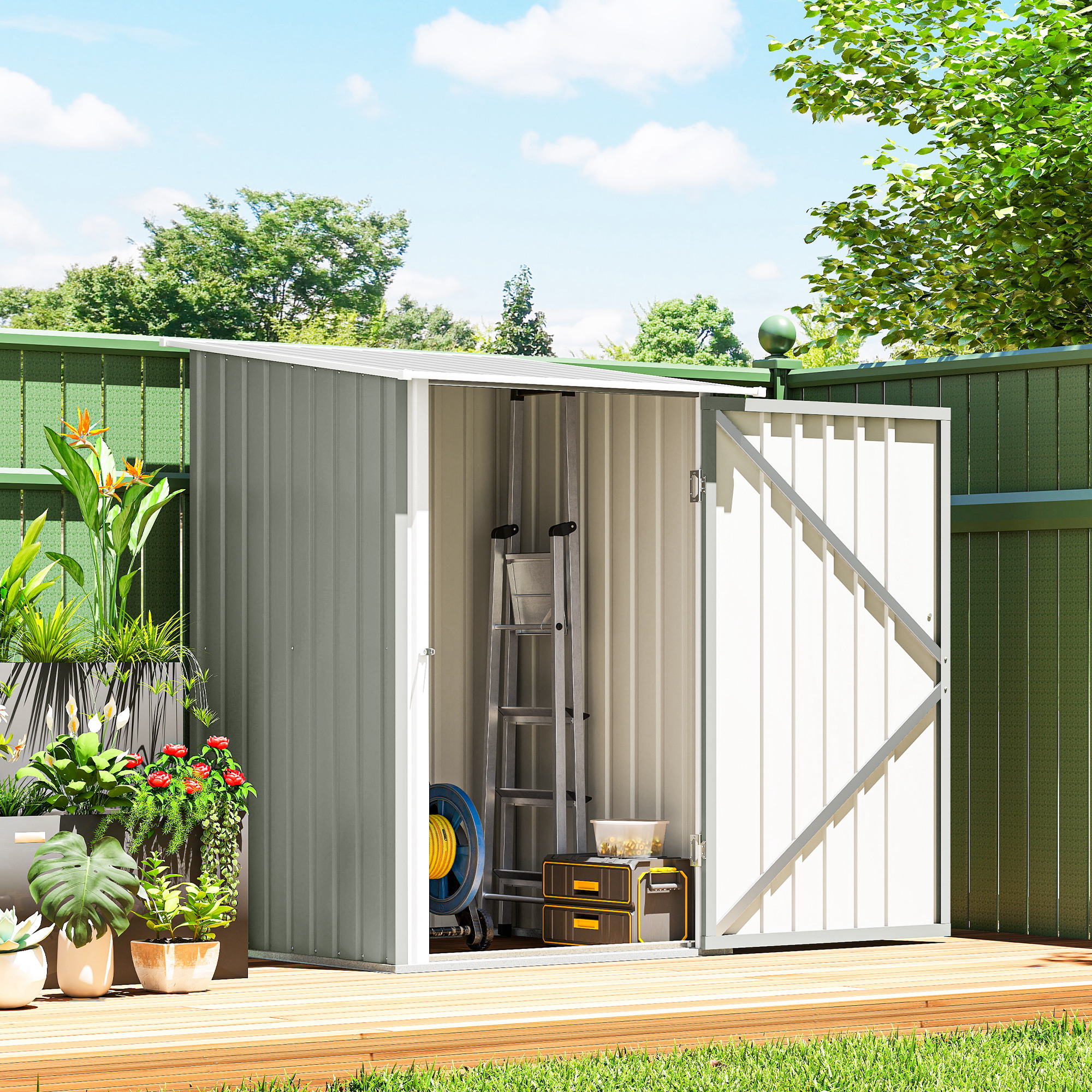 Un capanno da giardino grigio con porta aperta, contenente una scala, cassette degli attrezzi e un tubo.