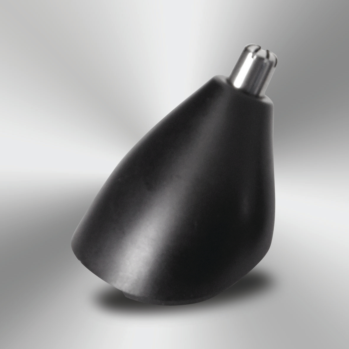 Un accessorio per rifinitore nasale nero a forma di cono con punta metallica argentata, su sfondo sfumato grigio chiaro.
