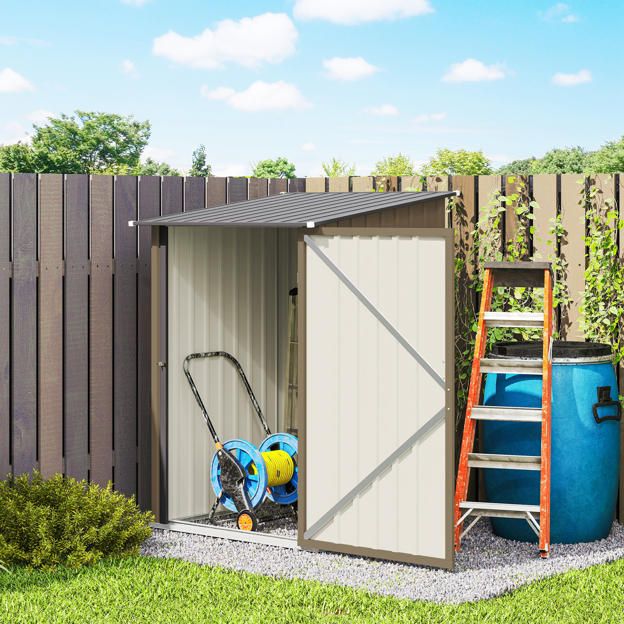 Un capanno da giardino con porta aperta, scala, botte blu e avvolgitubo.