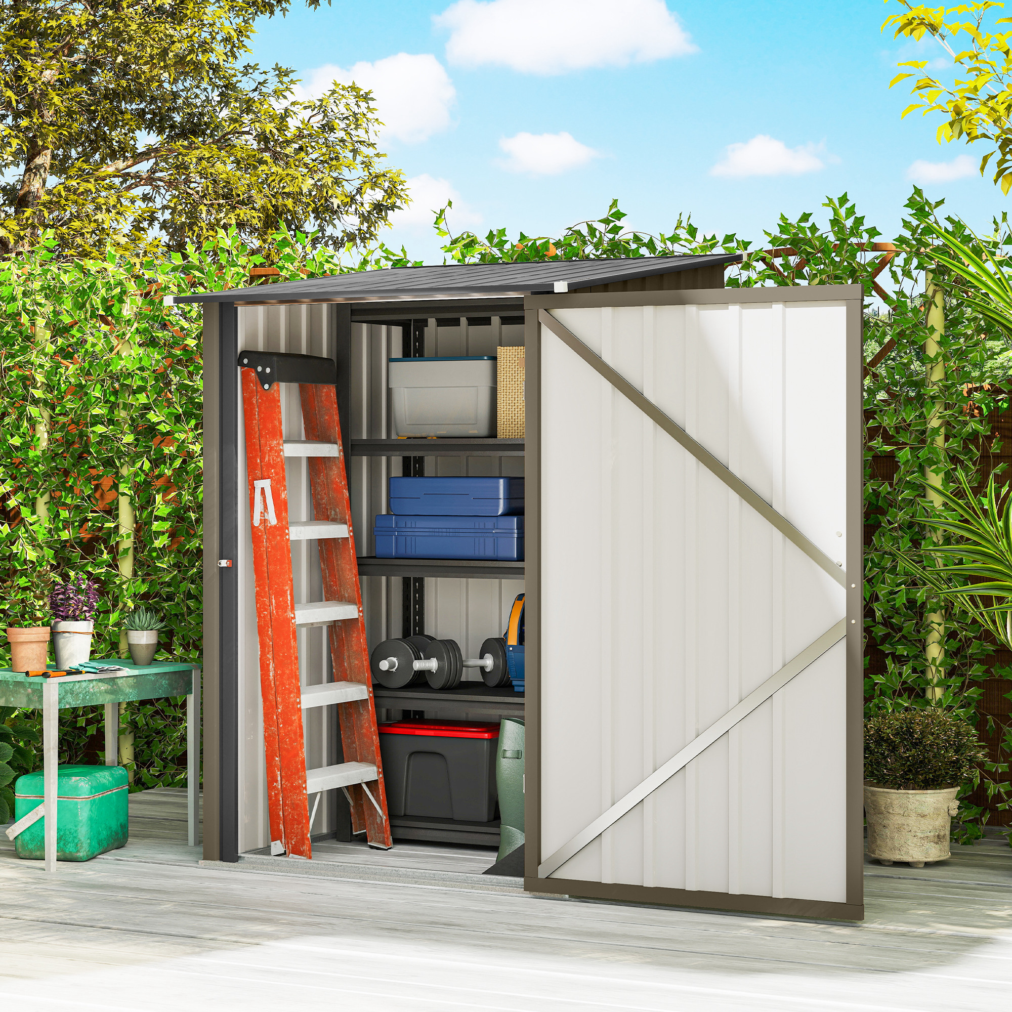 Un capanno da giardino con porta aperta, pieno di attrezzi e contenitori.