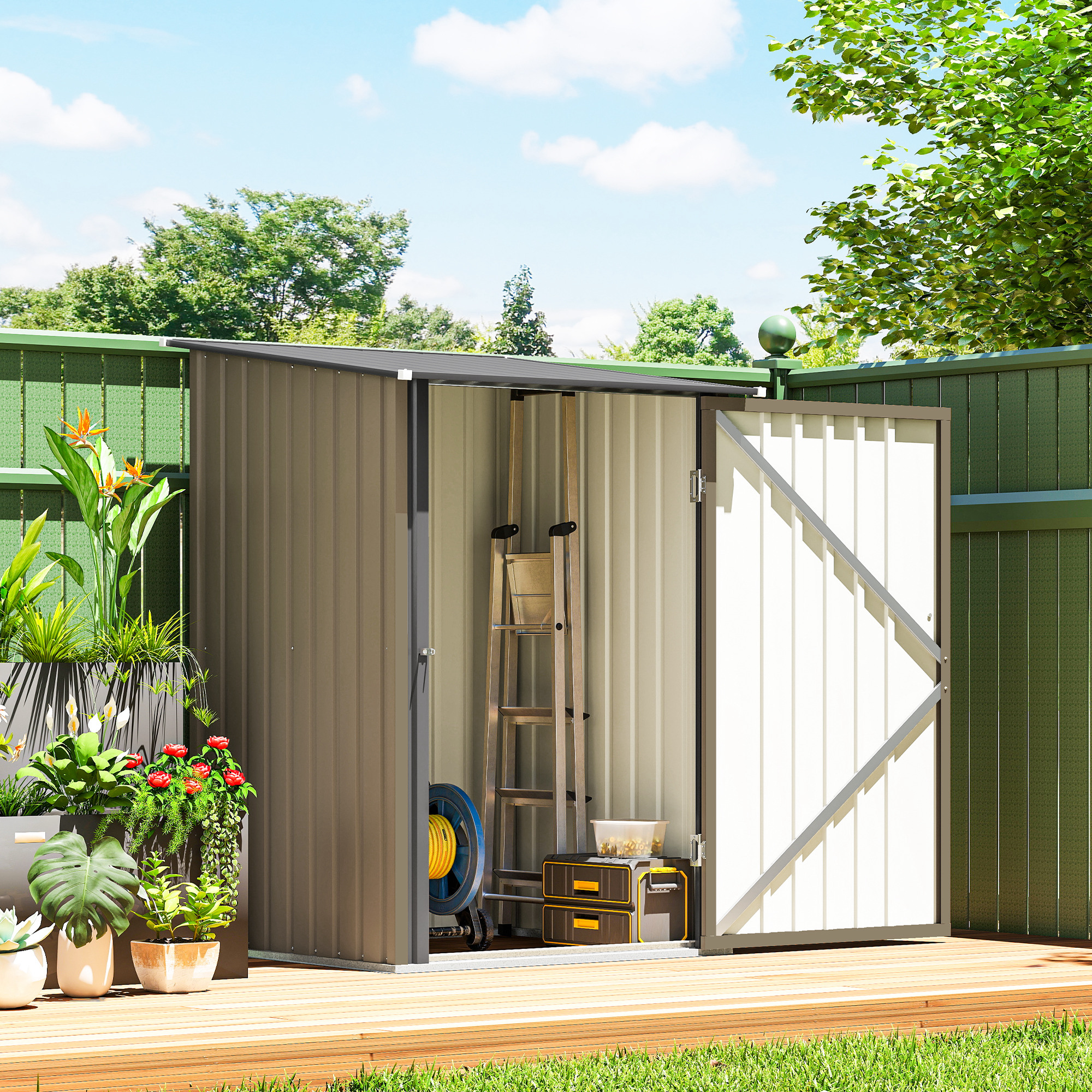 Un capanno da giardino marrone con porta aperta, contenente scala e attrezzi.
