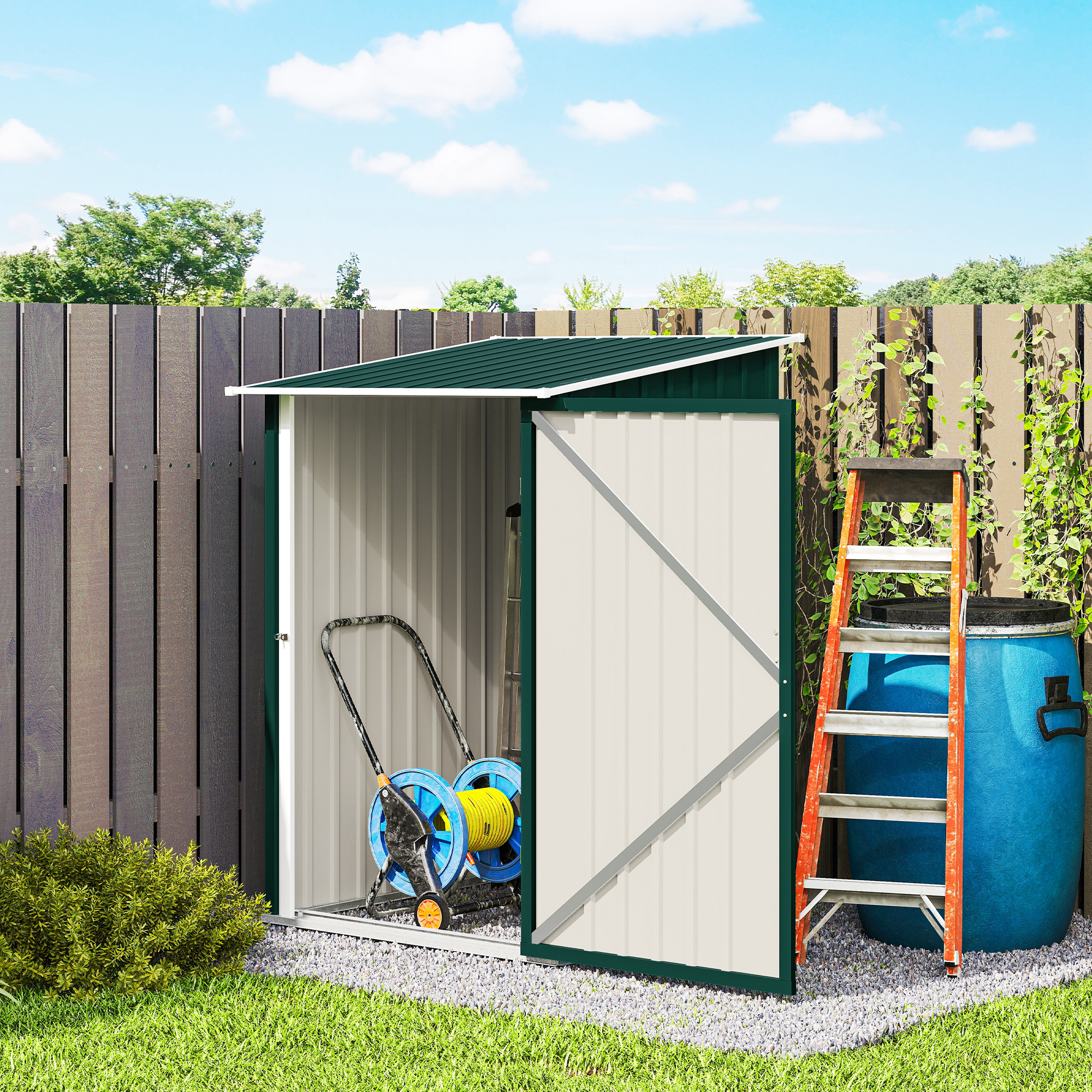 Capanno da giardino con porta aperta, accanto una scala e un barile blu.