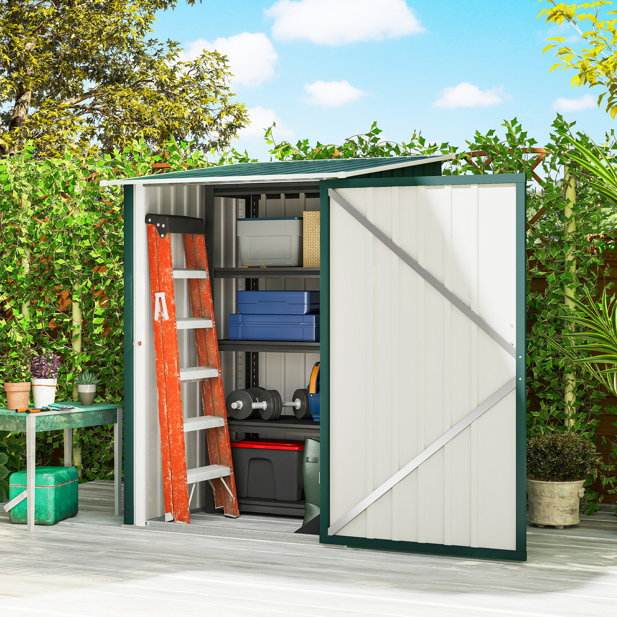 Capanno verde con porta aperta, scala arancione, scaffali con contenitori, pesi e piante all'esterno.