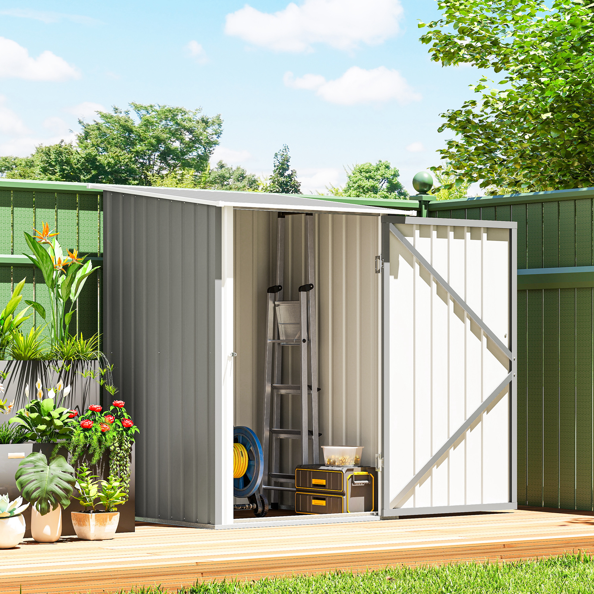 Un capanno da giardino grigio con porta aperta, scala, tubo e cassette degli attrezzi.