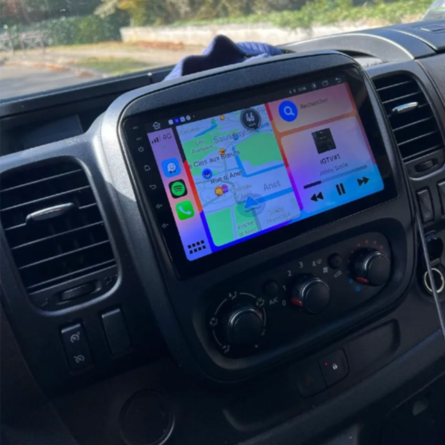 Armaturenbrett eines Autos mit Navigationssystem und Musik-Player.