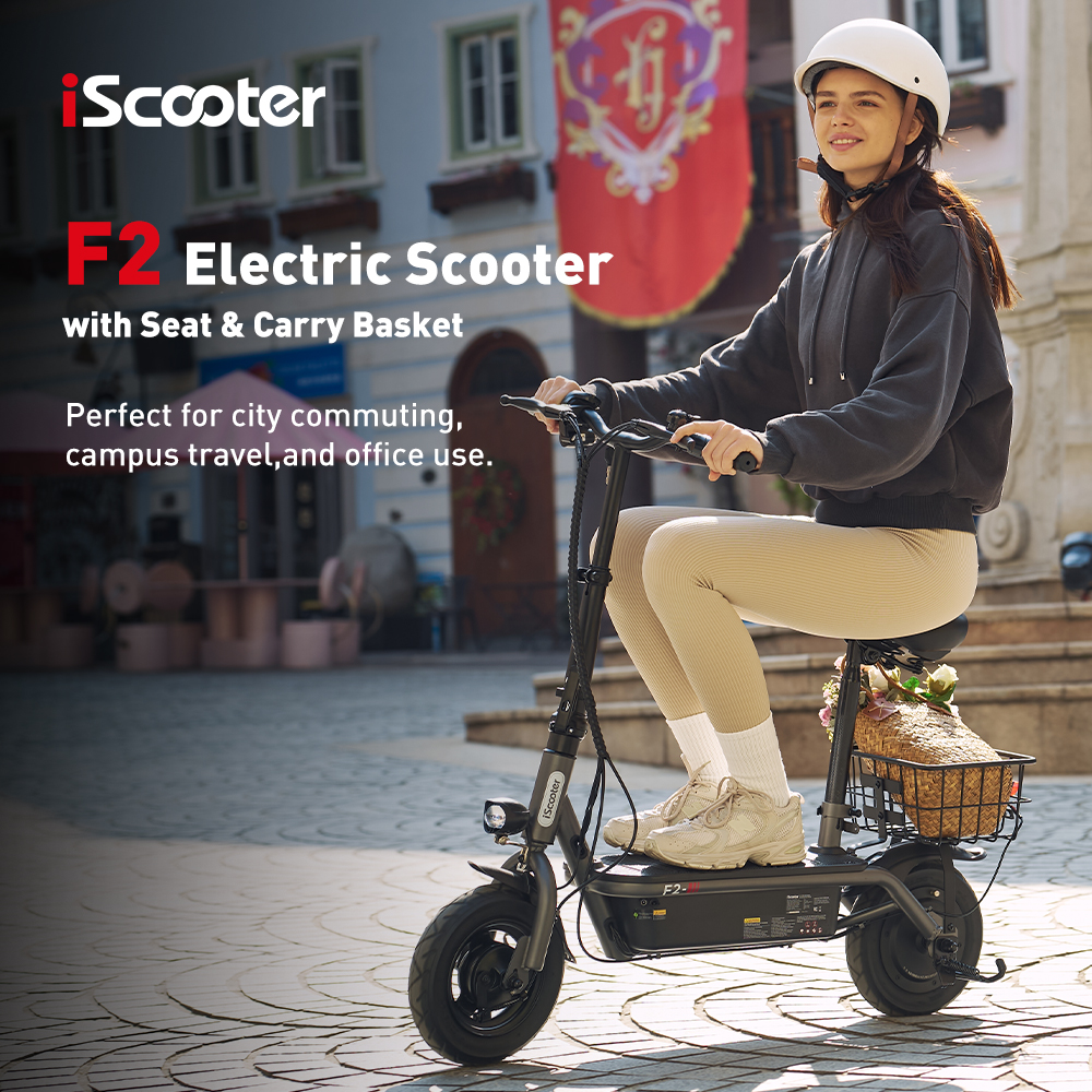 Una donna guida uno scooter elettrico nero con sedile e cestino in città.
