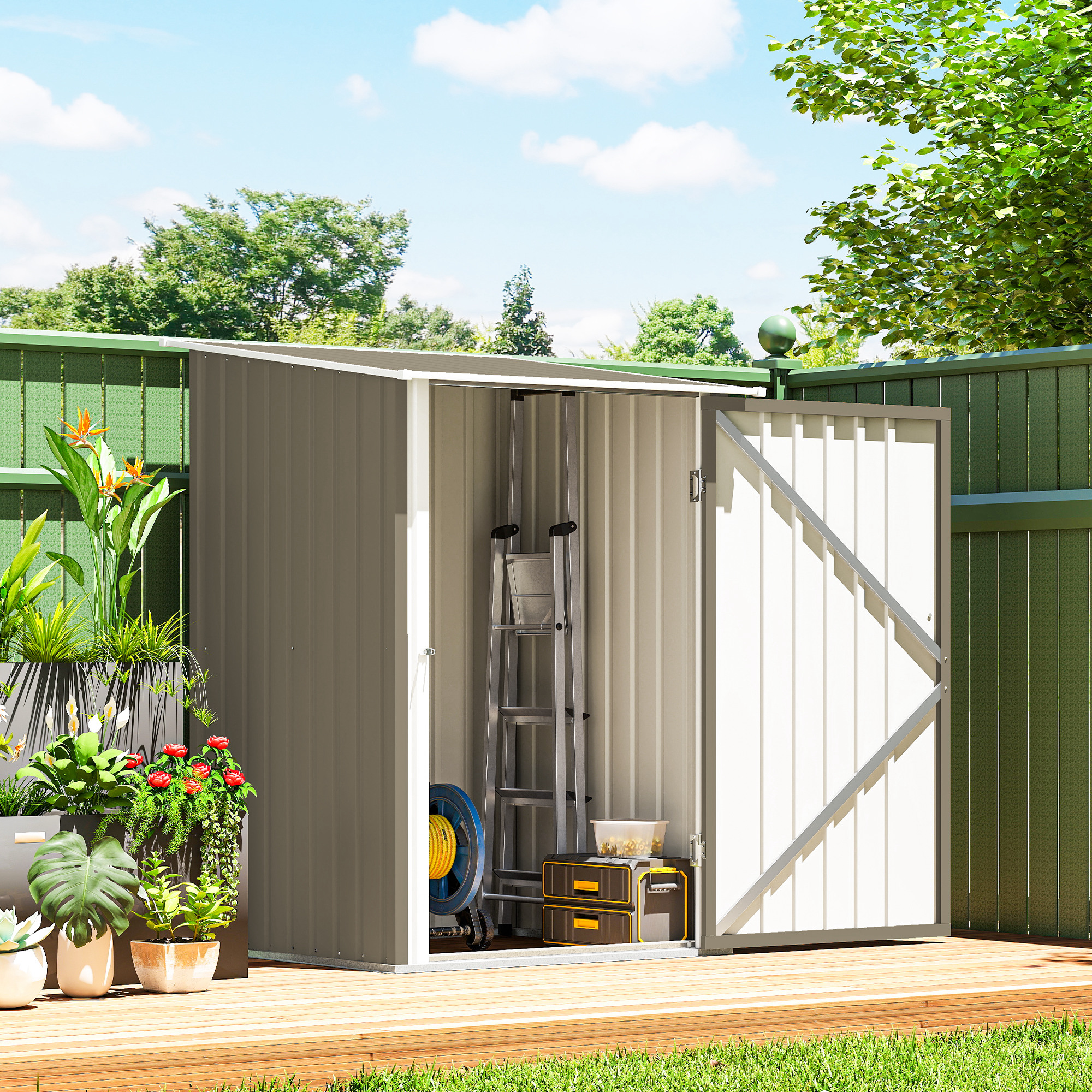 Un capanno da giardino marrone con porta aperta, scala, tubo e cassetta degli attrezzi.