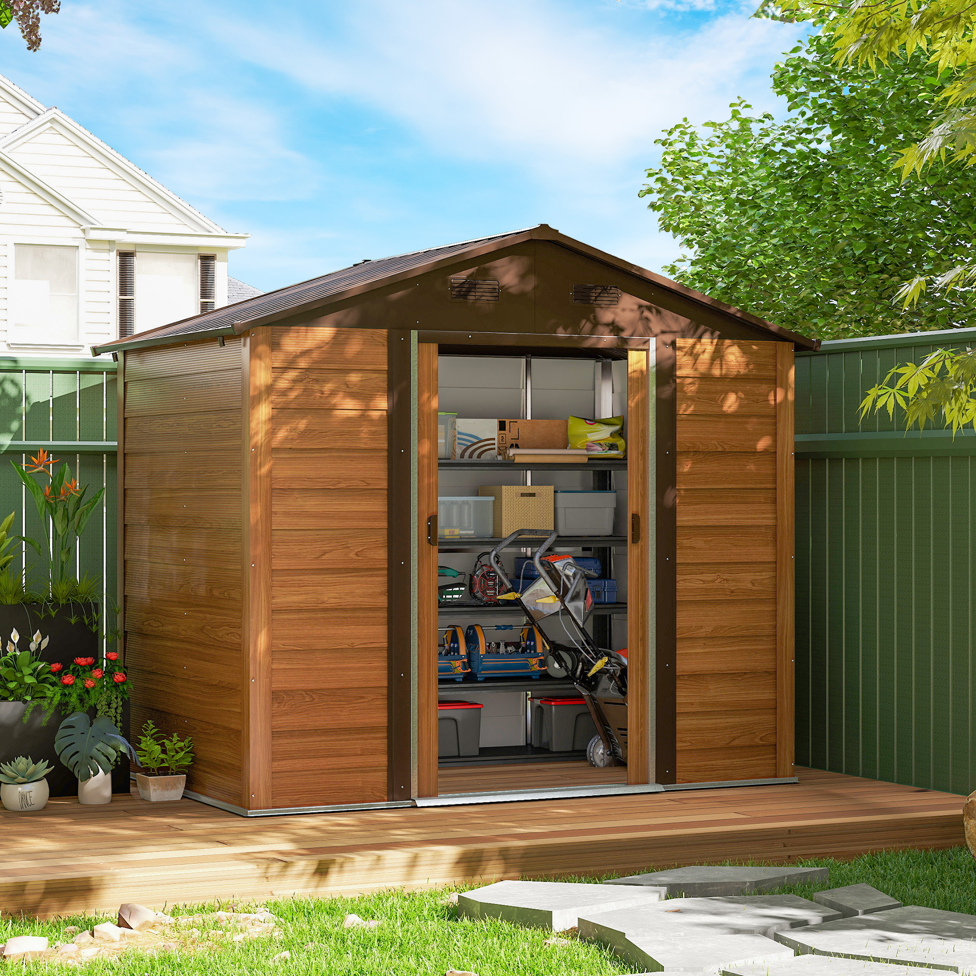 Capanno da giardino con porte aperte su deck in legno, pieno di attrezzi.