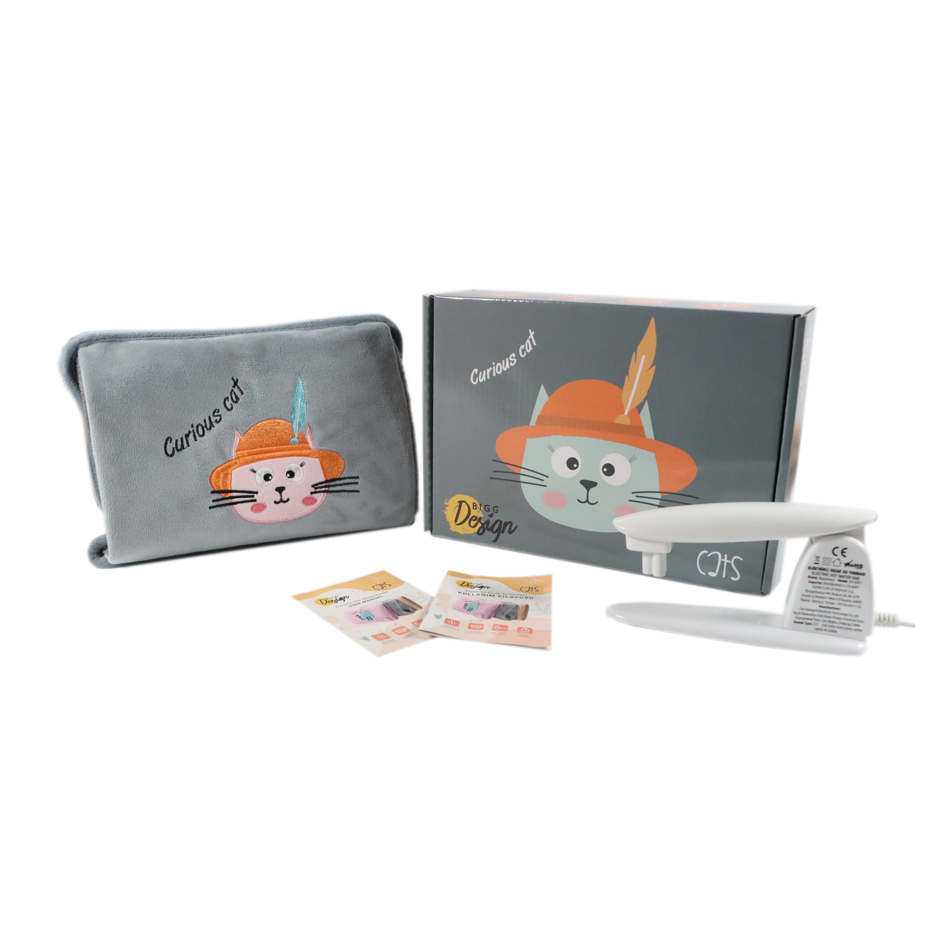 Almohada gris con diseño de gato, caja y cargador blanco sobre fondo blanco.