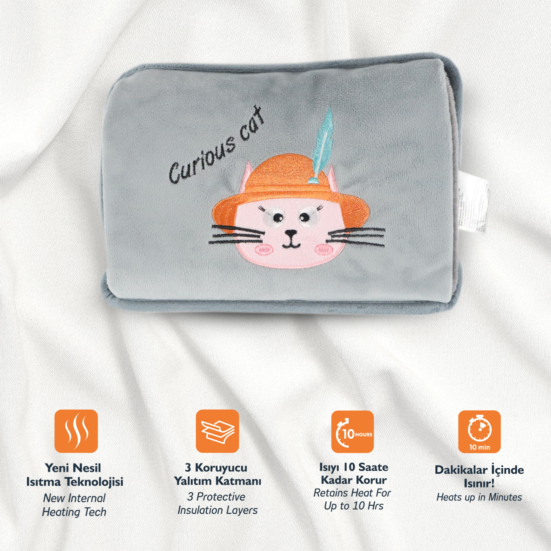 Almohadilla térmica gris con gato, sombrero naranja, pluma y texto.
