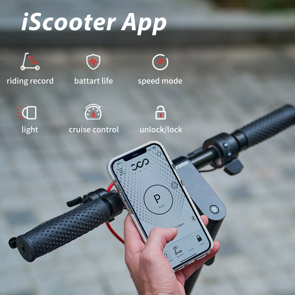 Uno smartphone con l'app iScooter sul manubrio di un monopattino elettrico, che mostra le sue funzioni.