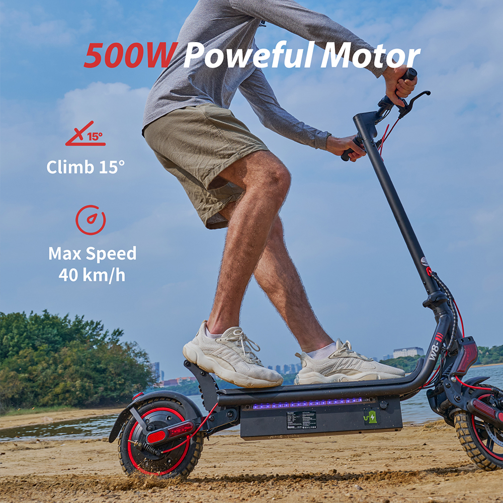 Un uomo guida un monopattino elettrico su una spiaggia sabbiosa. Motore 500W, 15° salita.