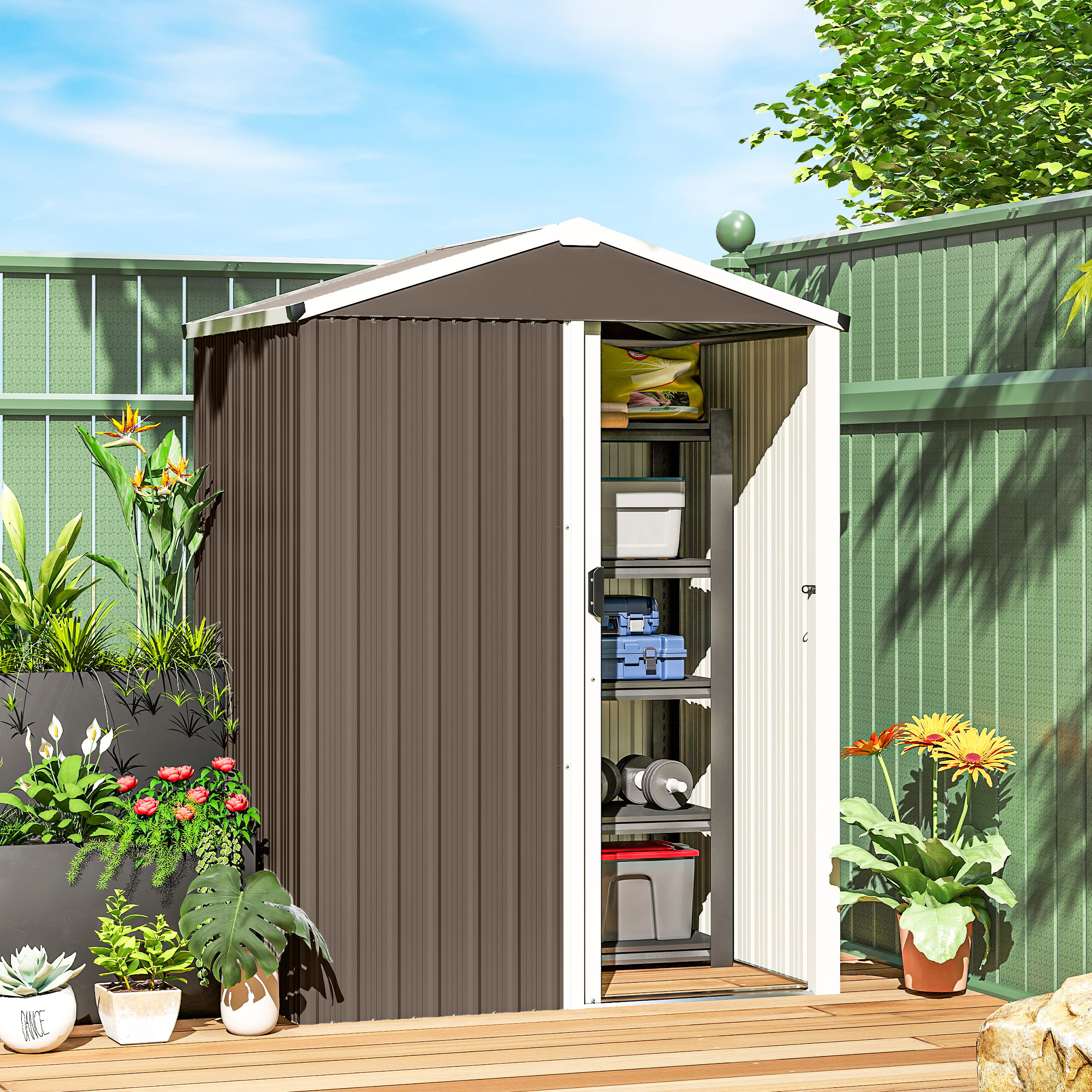 Un capanno da giardino marrone con porta aperta, pieno di contenitori e oggetti.