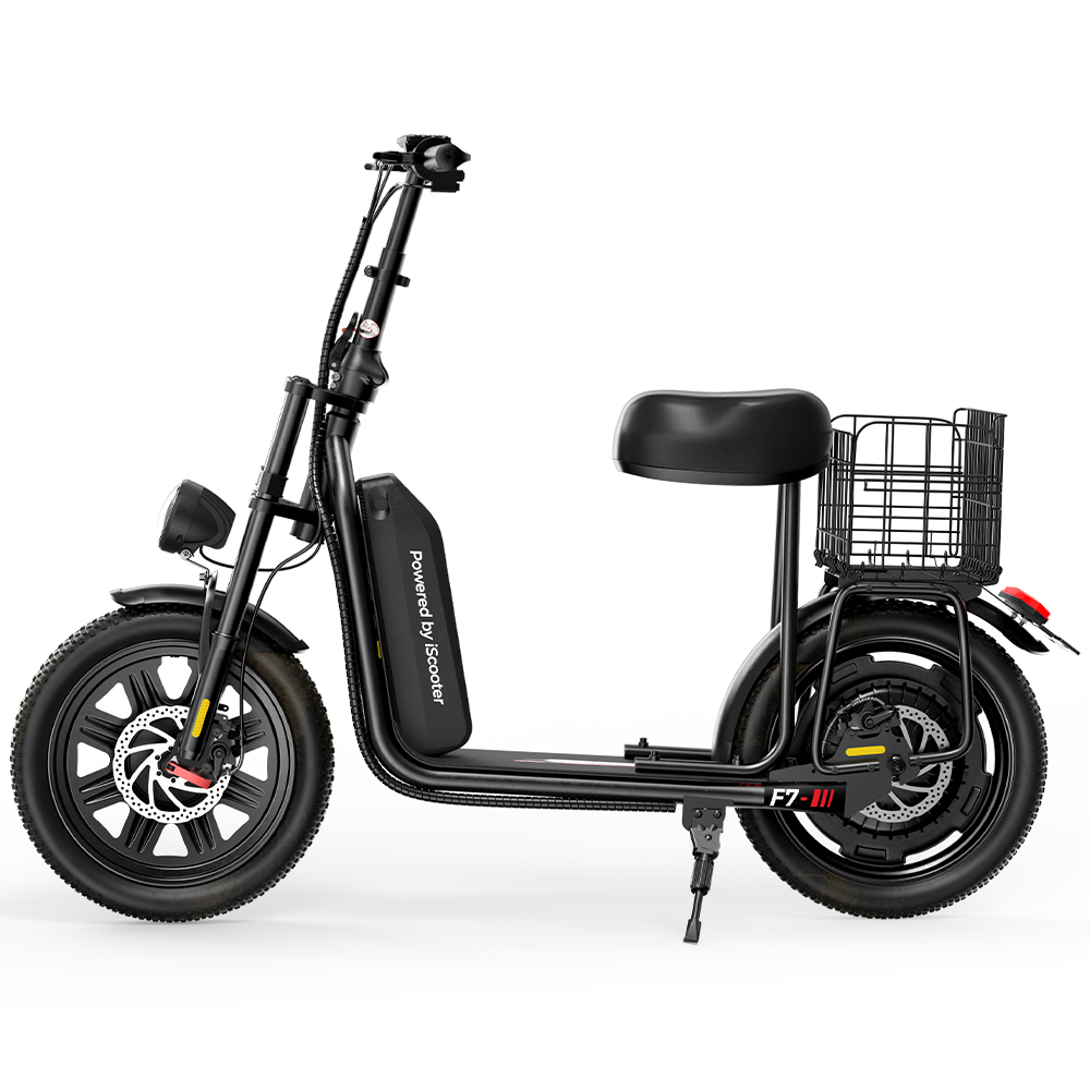 Monopattino elettrico nero con sedile, cestino e ruote grandi su sfondo bianco.