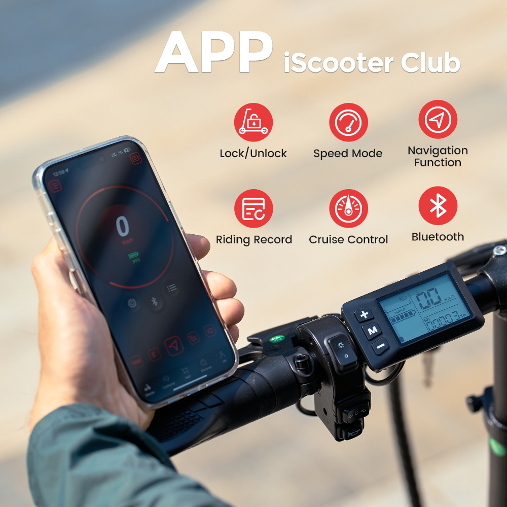 Una mano tiene uno smartphone con l'app iScooter Club, accanto al display di un monopattino.
