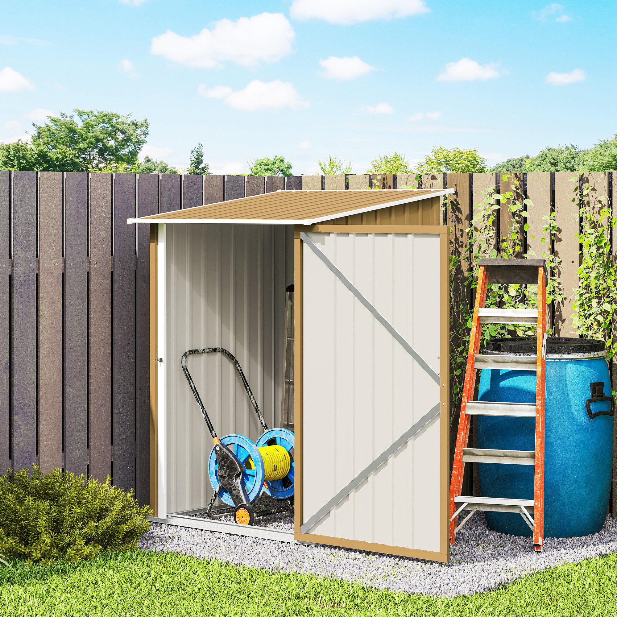 Un capanno da giardino con porta aperta, accanto una scala e un barile blu.