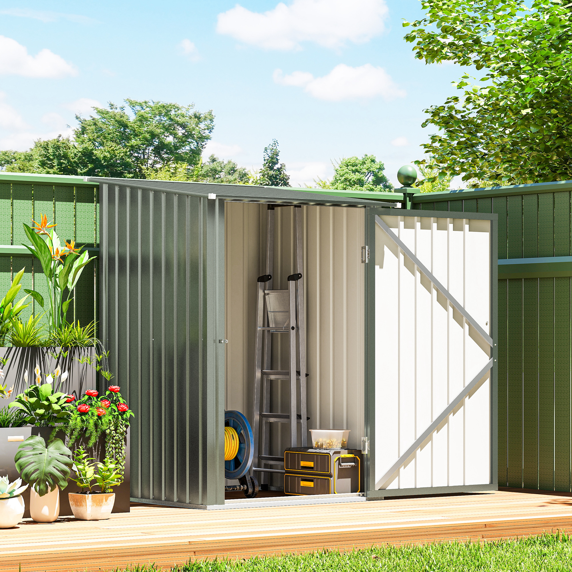 Un capanno da giardino con porta aperta, scala, tubo e cassette degli attrezzi.