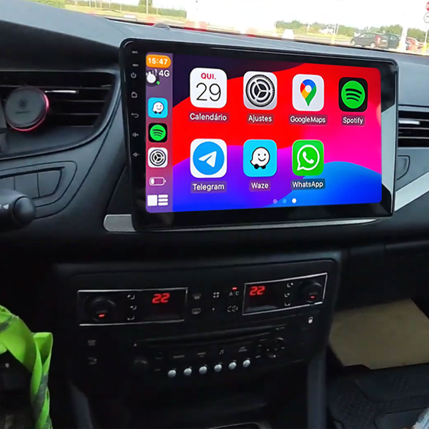 Sistema de infoentretenimiento de coche con iconos de apps como Calendario, Google Maps y Spotify.