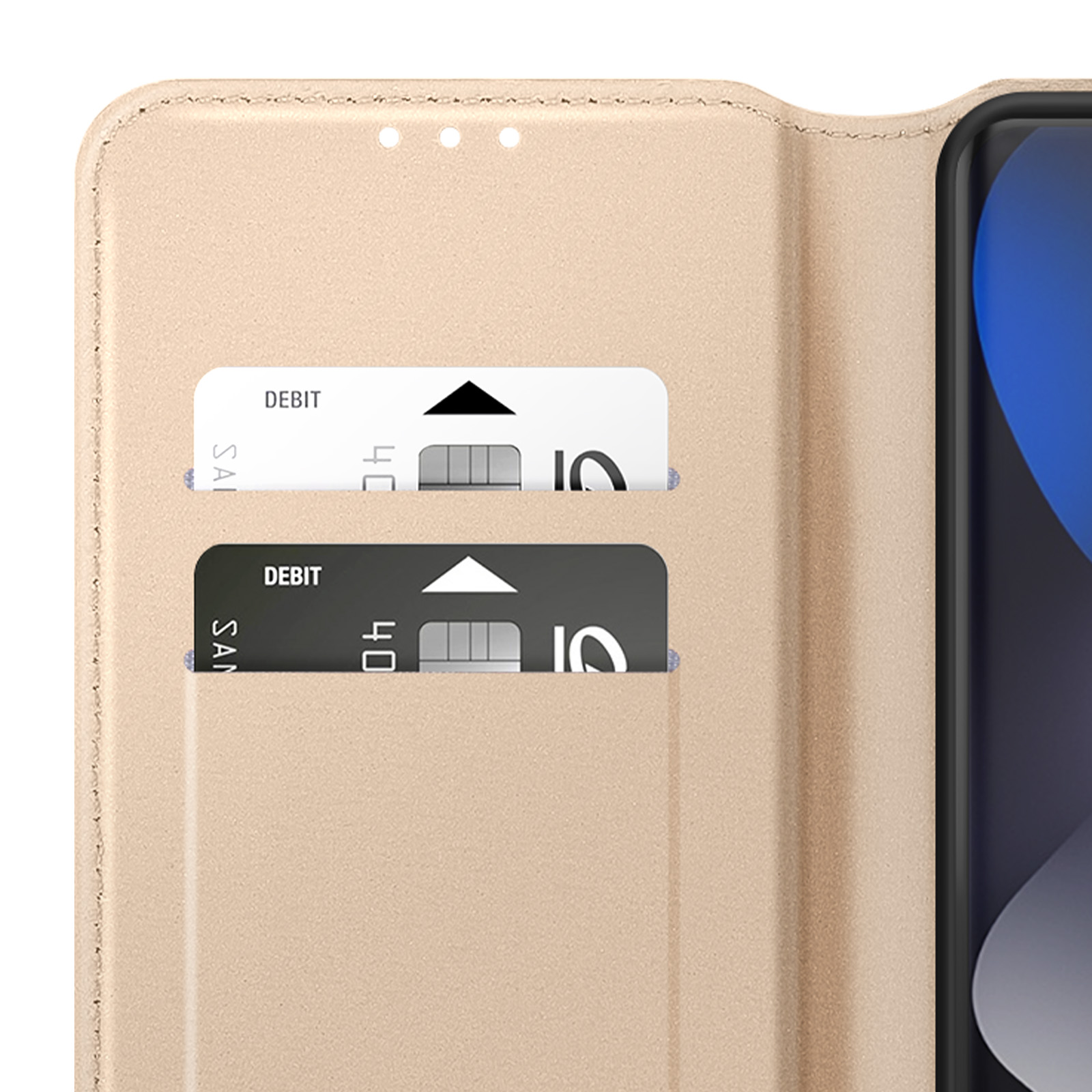 Una custodia per telefono dorata con due fessure per carte che mostrano carte di debito.