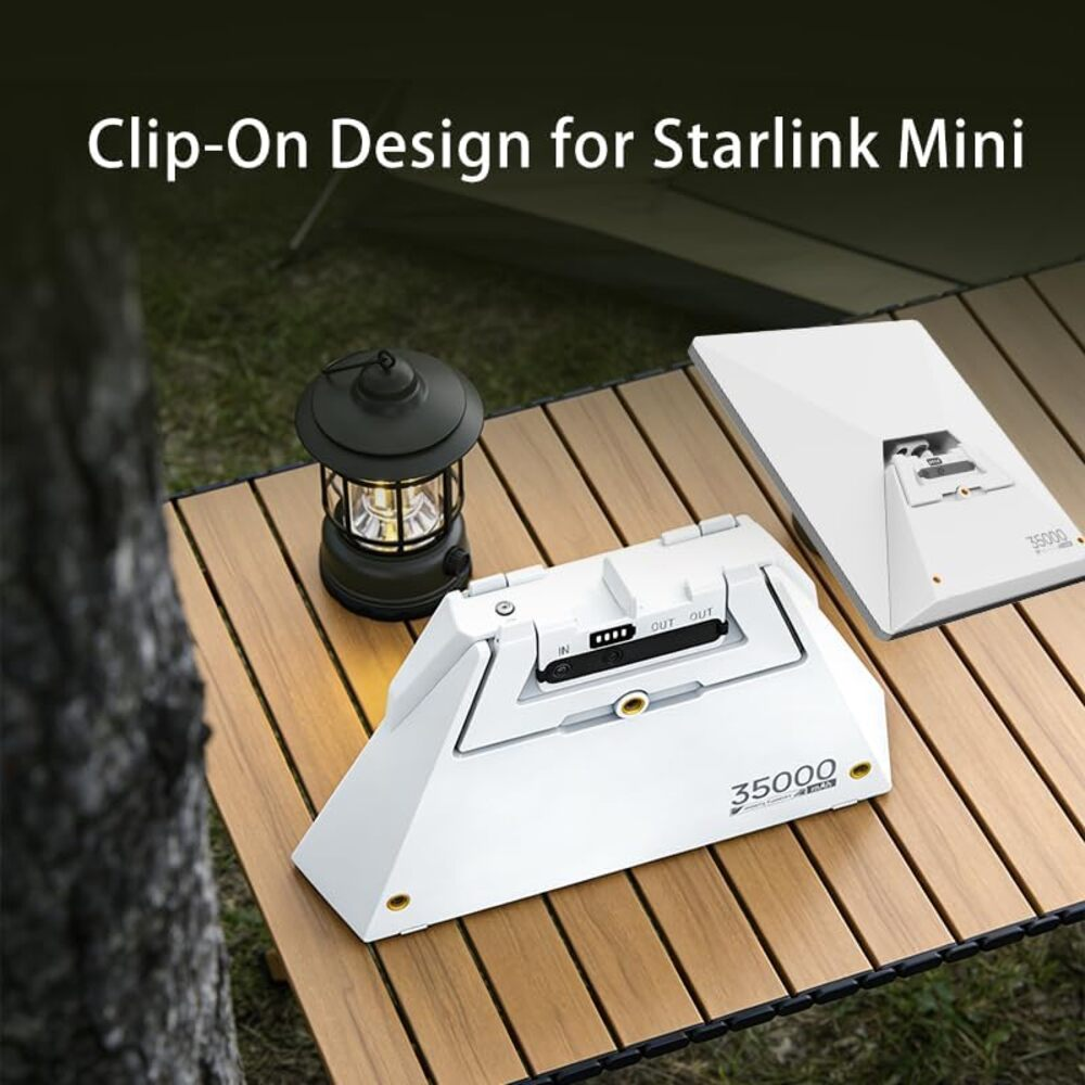 Weiße Powerbanks und eine Laterne auf einem Holztisch. Clip-On-Design für Starlink Mini.