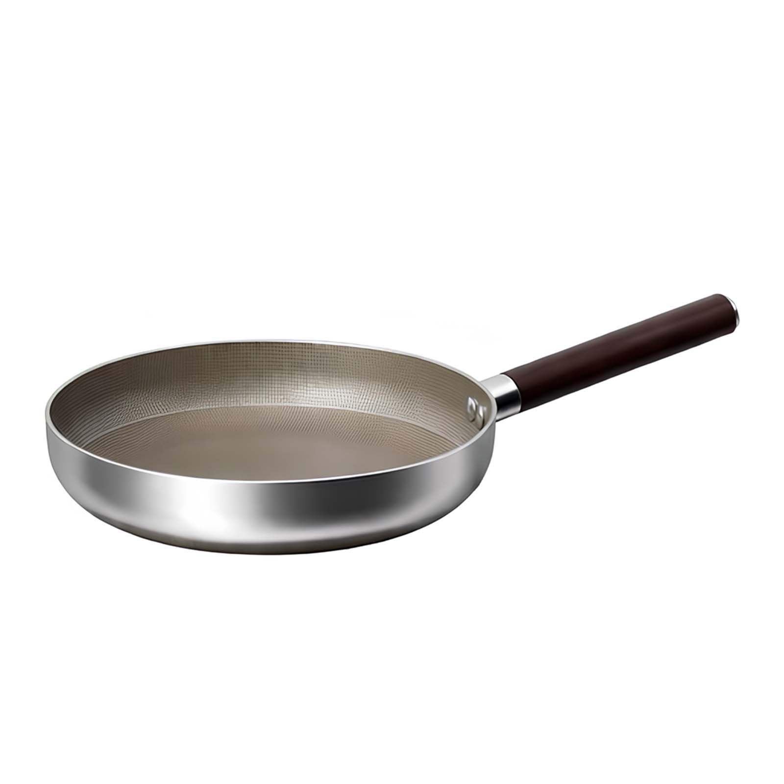 Une poêle argentée avec un manche marron sur fond blanc.