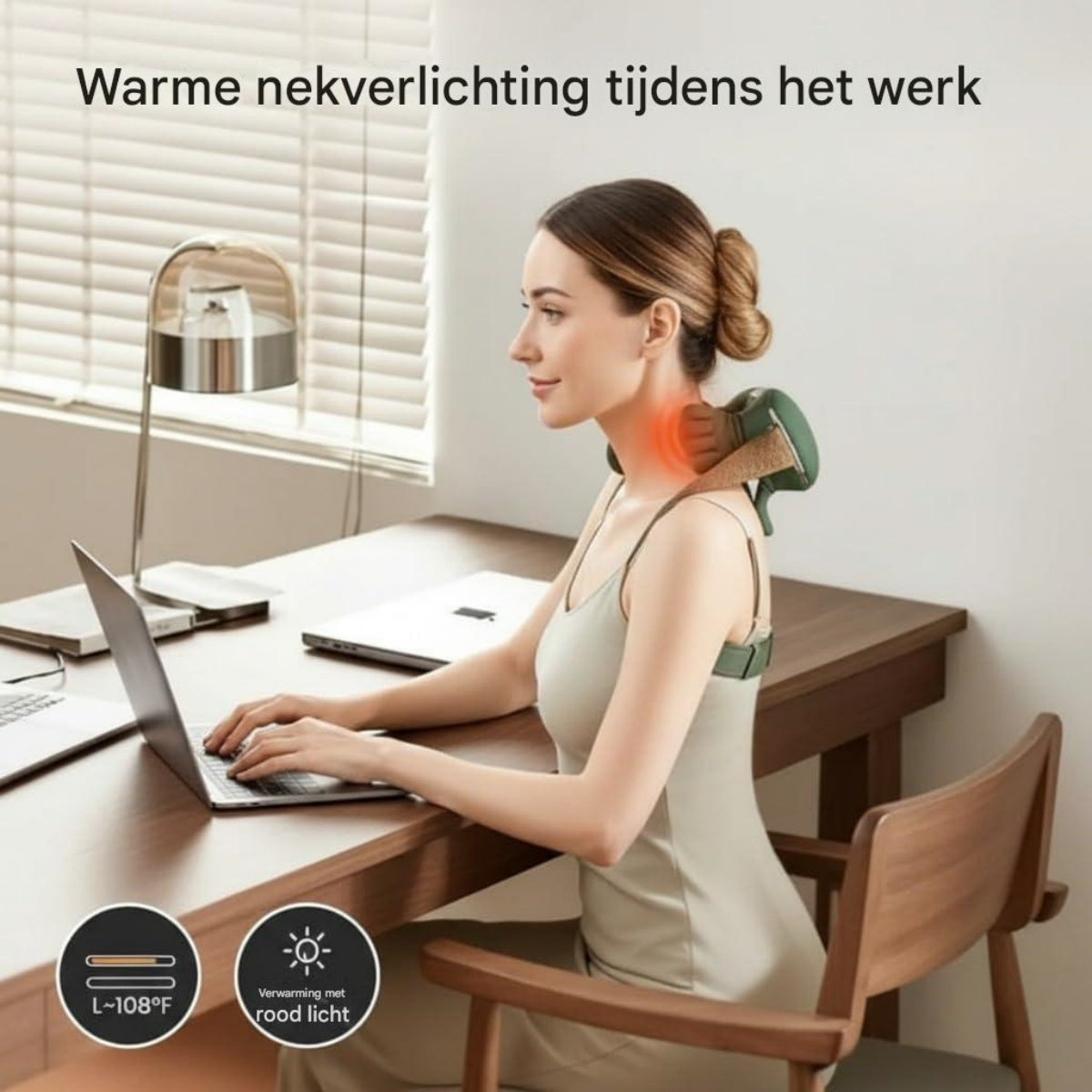 Frau am Schreibtisch mit Nackenmassagegerät, Laptops und Lampe.