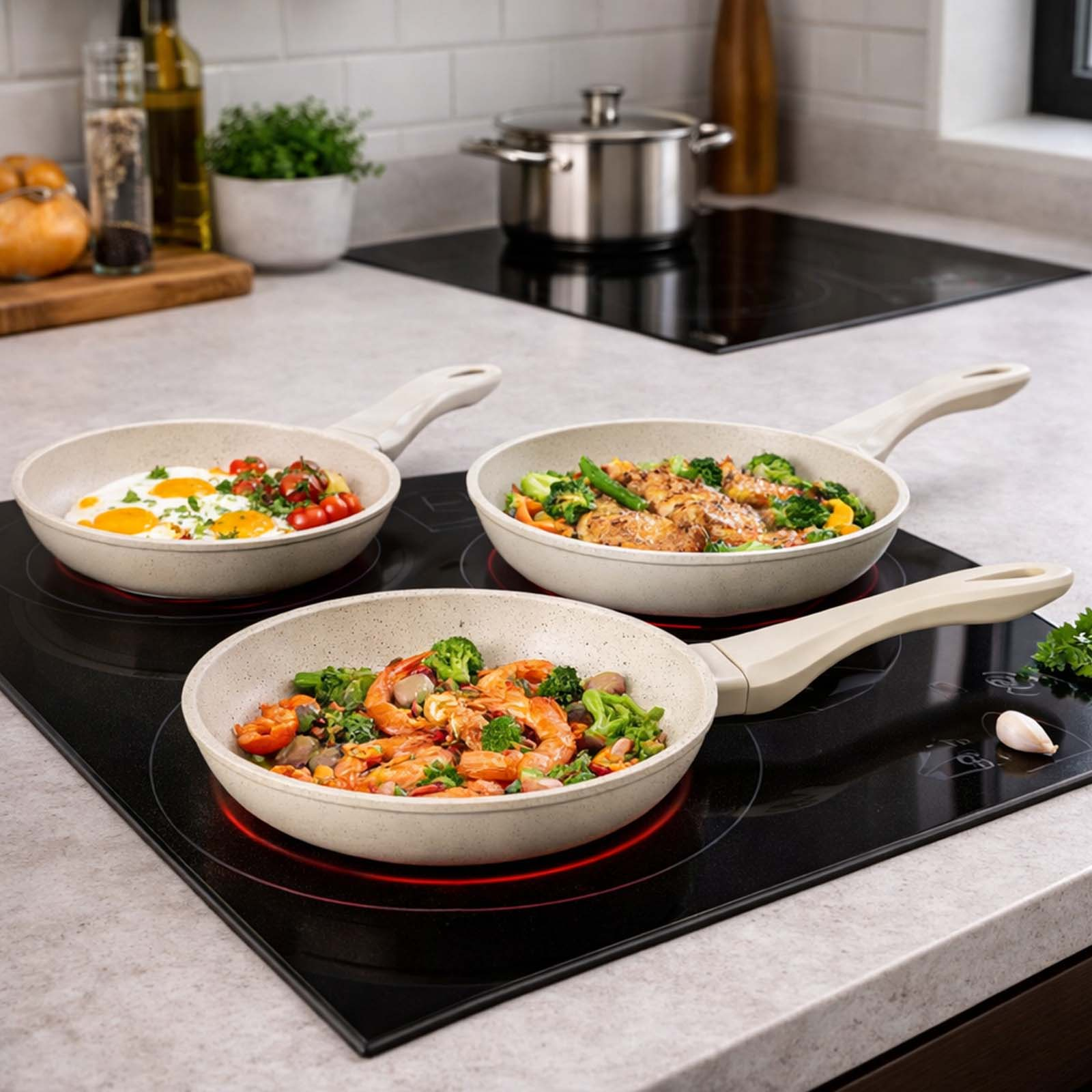 Trois poêles sur une plaque: œufs au plat, crevettes au brocoli et poulet aux légumes.